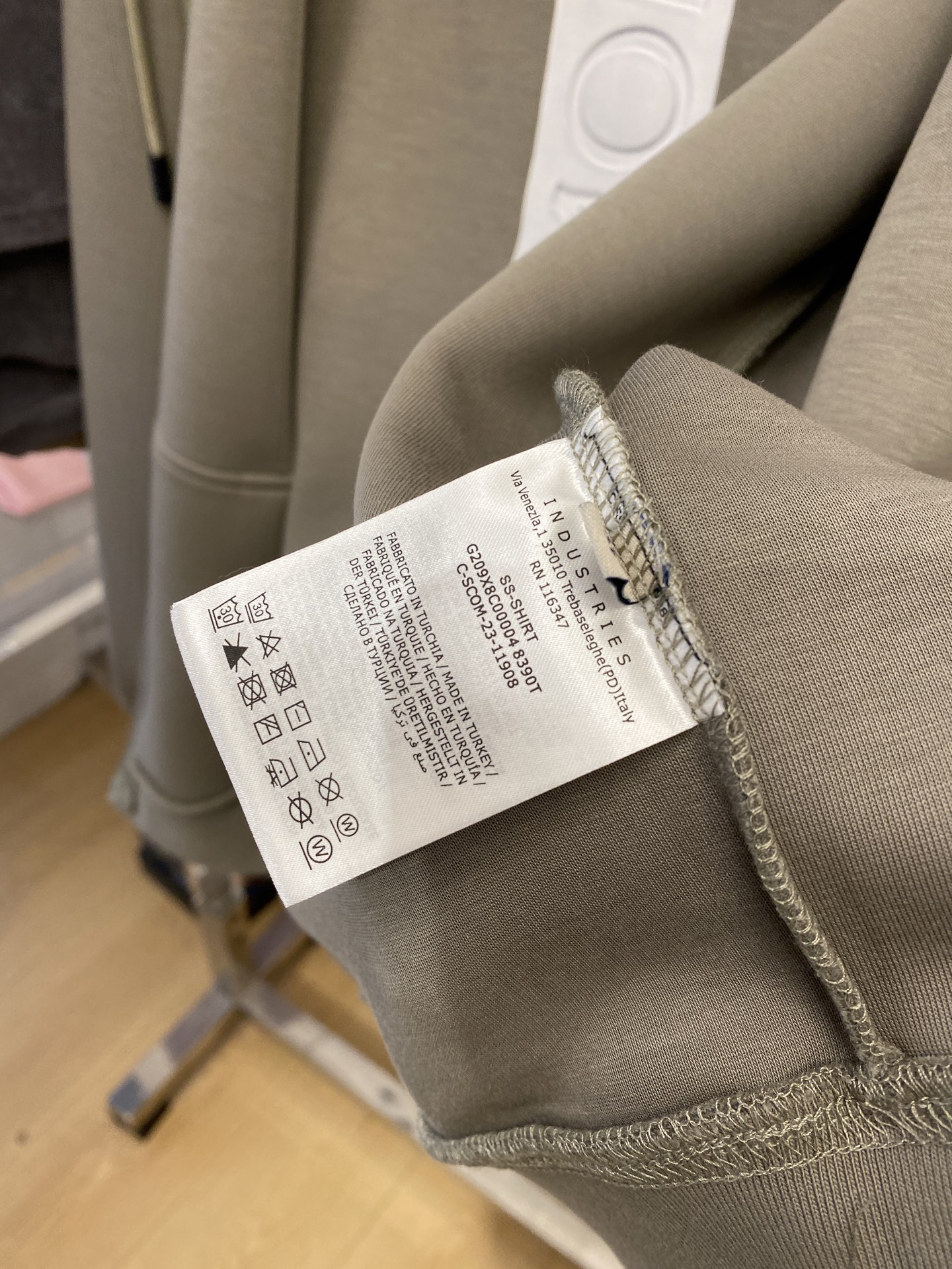 蒙口、新品卫衣外套，时尚帅气，简约百搭款，胸前刺绣装饰图案logo，定制原版面料，不仅挺括，保持潮流的廓