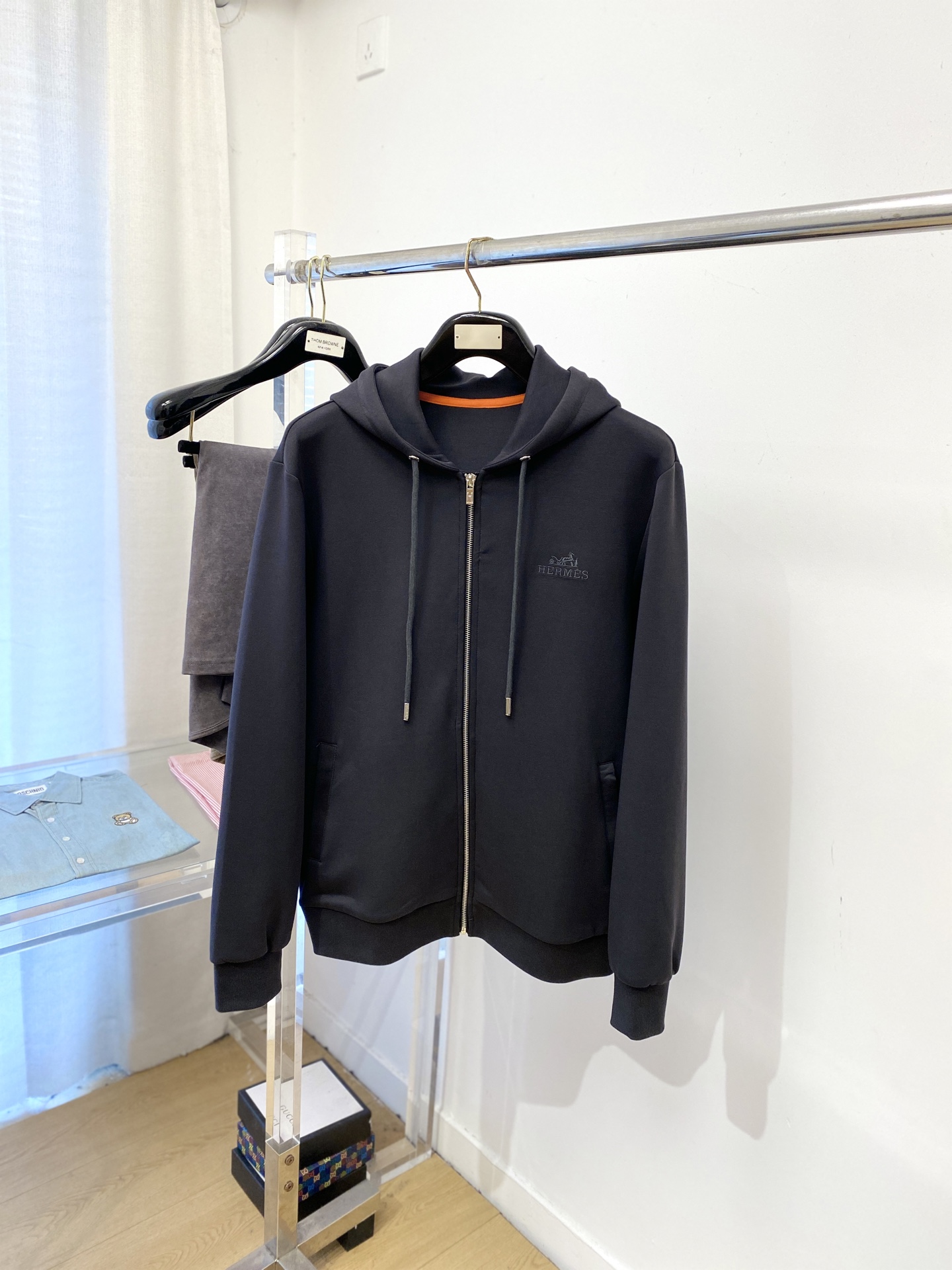 NO:611418,Hermes, 2025 new sweatshirt jacket, fashionable and handsome, simple and versatile, exquisite embroidered letter pattern logo on the chest, customized original fabric, not only crisp and trendy silhouette, but also comfortable to wear, more delicate yarn weaving, size M-4XL,,hermes,hoodie,sweatshirts,jackets & coats,alexander wang19860909爱马仕、2025新品卫衣外套,时尚帅气,简约百搭款,胸前精致刺绣字母图案logo,定制原版面料,不仅挺括,保持潮流的廓形,又穿着舒适,纱织更细腻,码数M-4XL,,hermes,hoodie,sweatshirts,jackets & coats,alexander wang,Men's clothing