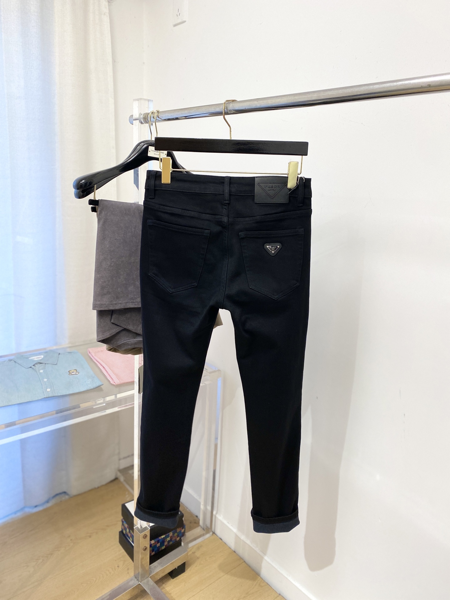 支持年后退换！ 普拉达、 2025最新品，专柜同步有售，原单狠货，水洗休闲牛仔裤，进口原版水洗弹力面料，