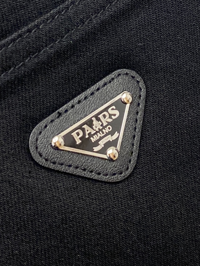 支持年后退换！ 普拉达、 2025最新品，专柜同步有售，原单狠货，水洗休闲牛仔裤，进口原版水洗弹力面料，