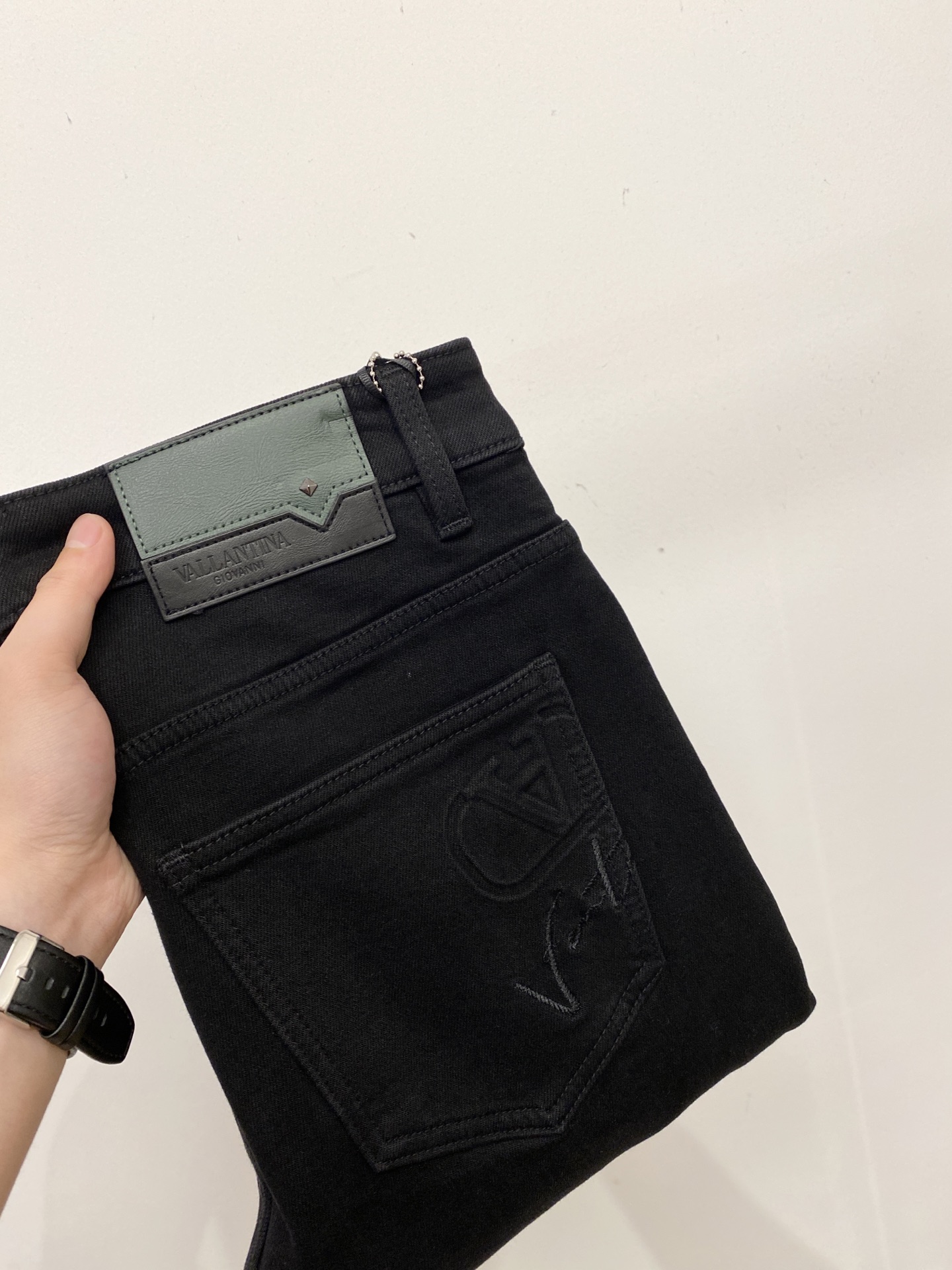 NO:691464,Valentino, 2025 latest products, available at counters simultaneously, original goods, washed casual jeans, imported original washed stretch fabrics, comfortable and elastic, original hardware accessories decorated with logo, super correct version, extremely high grade, counter quality, fashionable and stylish upper body, code number 29-38,,valentino,jeans,19860909华伦天奴、 2025最新品,专柜同步有售,原单狠货,水洗休闲牛仔裤,进口原版水洗弹力面料,舒适有弹性,原版五金辅料装饰logo,版型超正,档次极高,专柜品质,上身时尚有型,码数29-38,,valentino,jeans,,Men's clothing