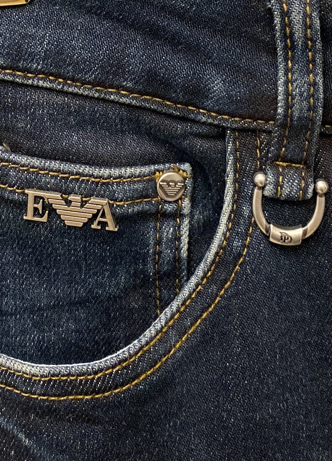 支持年后退换！ 阿玛尼、 2025最新品，专柜同步有售，原单狠货，水洗休闲牛仔裤，进口原版水洗弹力面料，