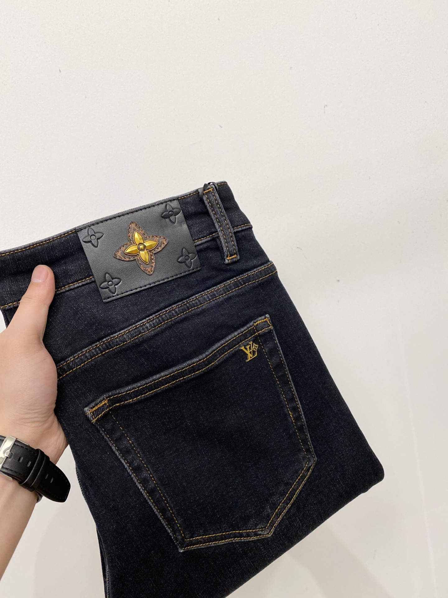 NO:691478,LV, 2025 latest products, available at counters simultaneously, original goods, washed casual jeans, imported original washed stretch fabrics, comfortable and elastic, original hardware accessories decorated with logo, super correct version, extremely high grade, counter quality, fashionable and stylish upper body, code number 29-38,, louis vuitton, jeans,19860909LV、 2025最新品,专柜同步有售,原单狠货,水洗休闲牛仔裤,进口原版水洗弹力面料,舒适有弹性,原版五金辅料装饰logo,版型超正,档次极高,专柜品质,上身时尚有型,码数29-38,,louis vuitton,jeans,,Men's clothing