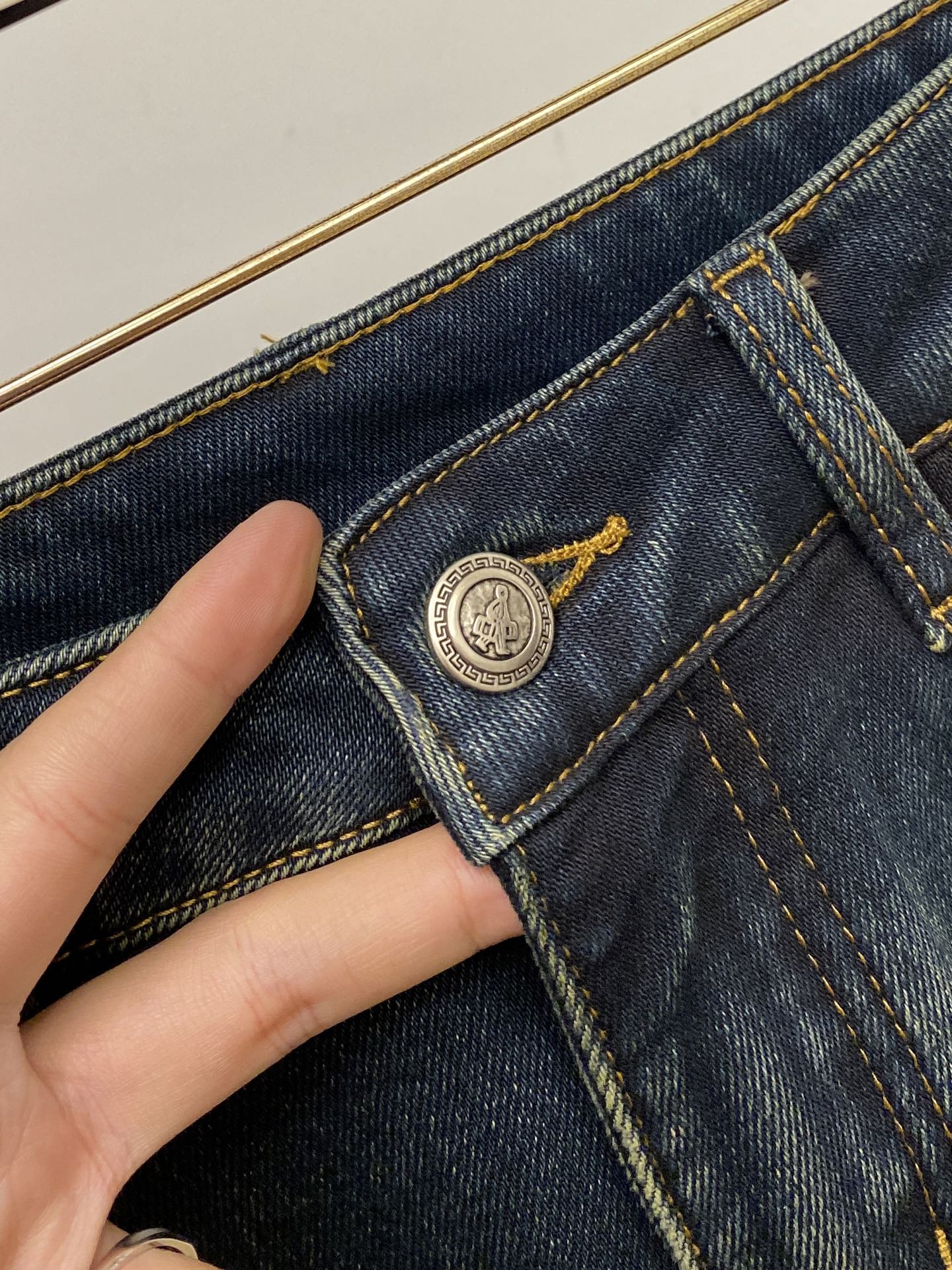 支持年后退换！ 普拉达、 2025最新品，专柜同步有售，原单狠货，水洗休闲牛仔裤，进口原版水洗弹力面料，