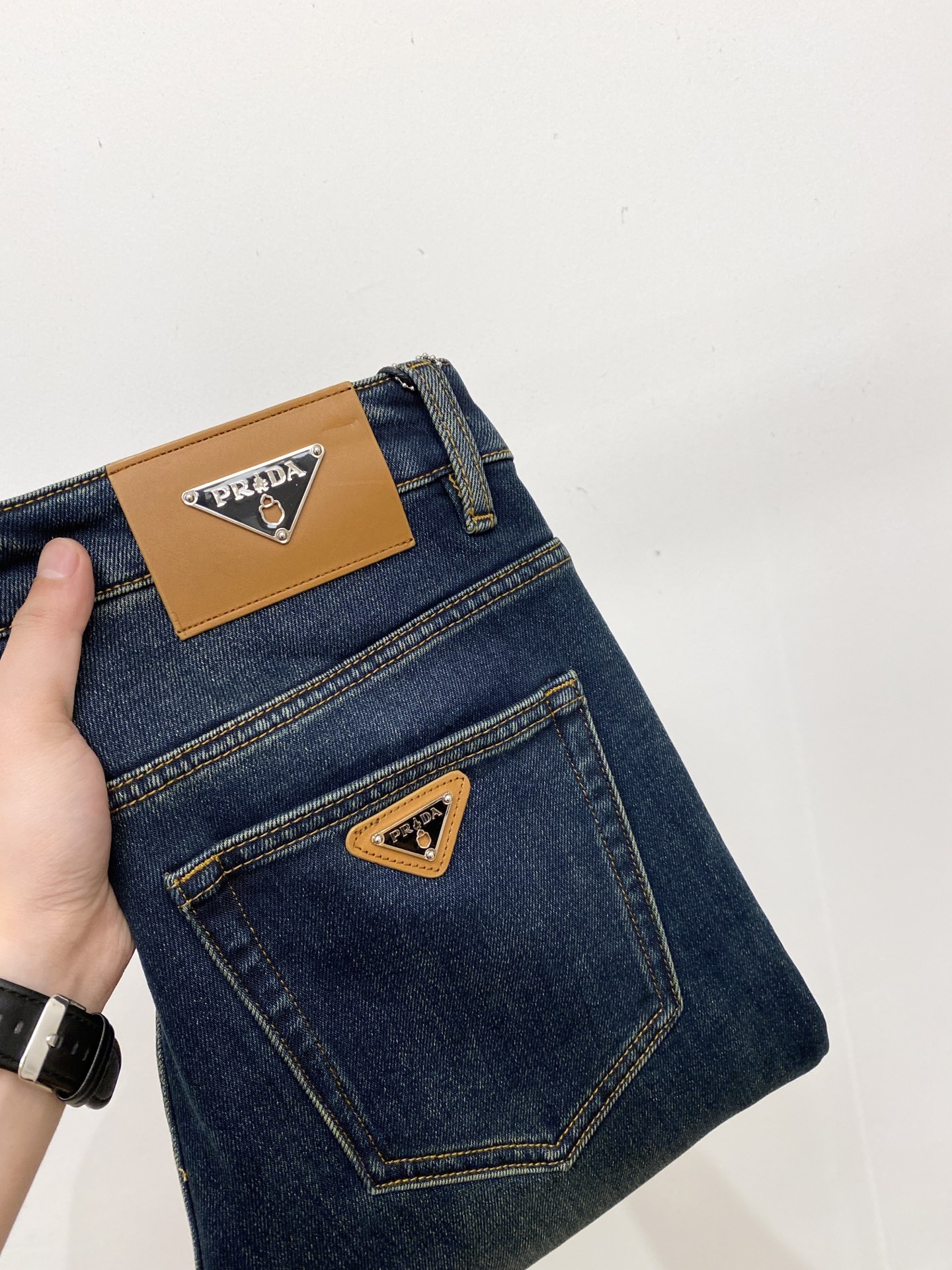 NO:691476,Prada, 2025 latest products, available at counters simultaneously, original goods, washed casual jeans, imported original washed stretch fabrics, comfortable and elastic, original hardware accessories decorated with logo, super correct version, extremely high grade, counter quality, fashionable and stylish upper body, code number 29-38,, prada,jeans,19860909普拉达、 2025最新品,专柜同步有售,原单狠货,水洗休闲牛仔裤,进口原版水洗弹力面料,舒适有弹性,原版五金辅料装饰logo,版型超正,档次极高,专柜品质,上身时尚有型,码数29-38,,prada,jeans,,Men's clothing