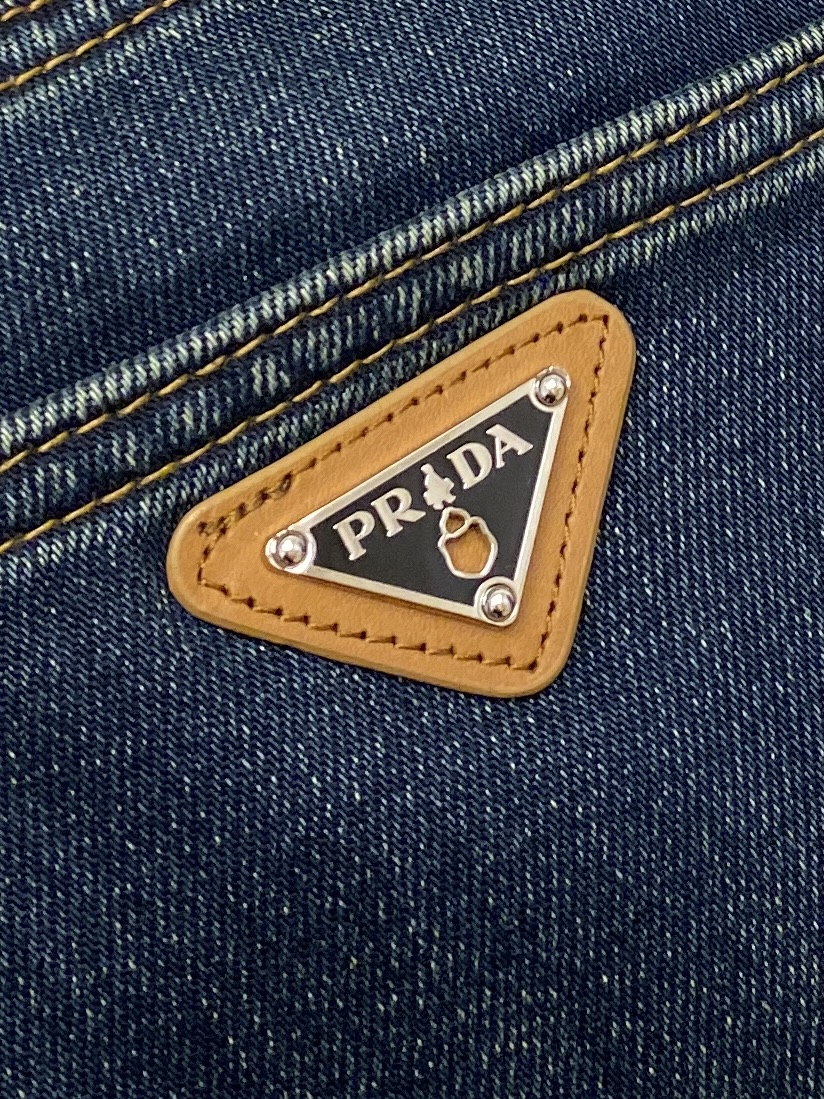 支持年后退换！ 普拉达、 2025最新品，专柜同步有售，原单狠货，水洗休闲牛仔裤，进口原版水洗弹力面料，