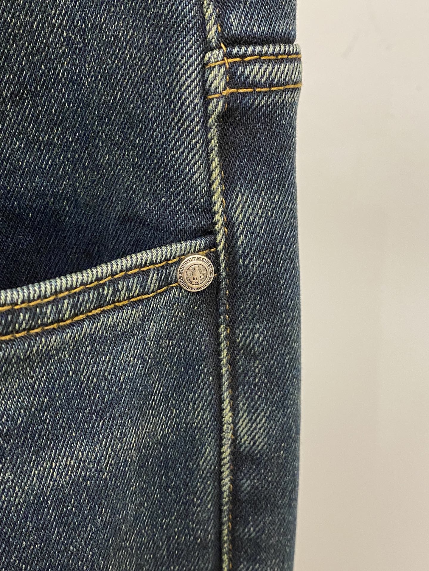 支持年后退换！ 普拉达、 2025最新品，专柜同步有售，原单狠货，水洗休闲牛仔裤，进口原版水洗弹力面料，