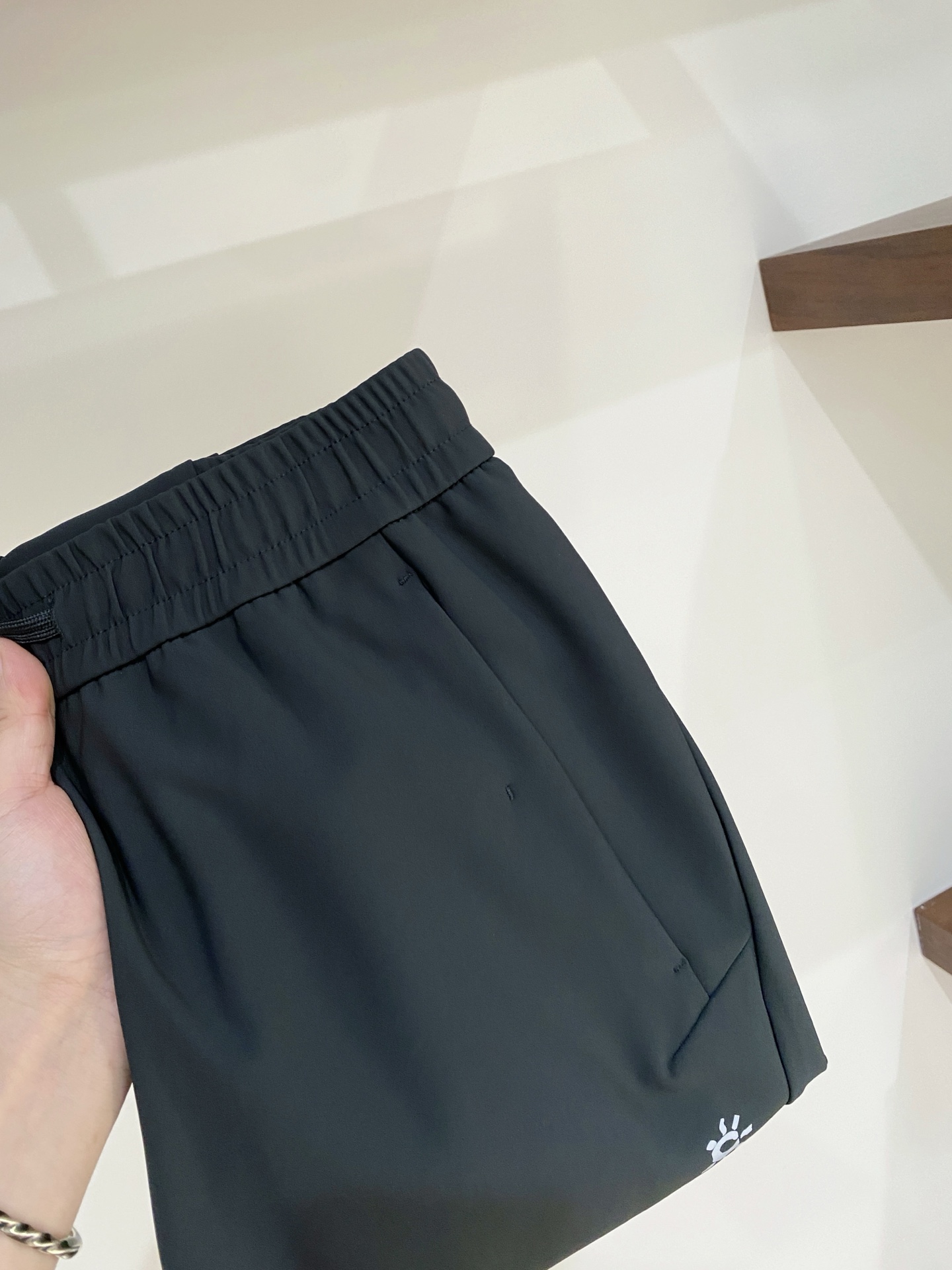 NO:609240,KAILAS is a trendy fashion brand, the hottest casual pants for 2025. High elasticity, slimming, simple and versatile, it has fine workmanship and you can see the care in every stitch. It is the favorite of many celebrities and Internet celebrities. It lengthens the body proportions!  Slightly elastic ^_^Comfortable fabric Details Body size M-3XL Buy now,,alexander wang19860909KAILAS 时尚潮牌、2025爆款休闲裤 高弹显瘦必爆简约百搭爆款,做工精细,每一针都看得到用心,超多明星网红最爱 拉长身材比例哦！微弹 ^_^舒适面料 细节体码数M-3XL 立即抢购,,alexander wang,Men's clothing