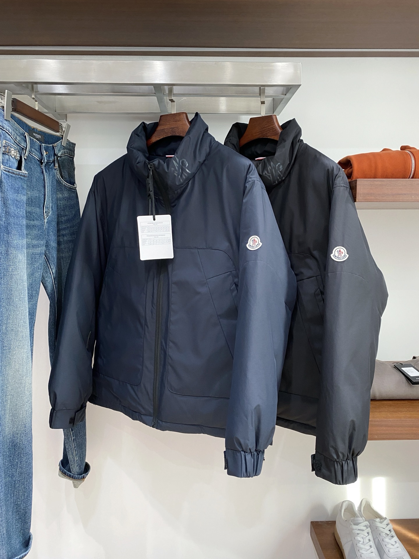 NO:606648,Mengkou's latest 2025 men's lightweight down jacket, the fabric is soft and comfortable.  The upper body shape is awesome.  zipper.  The accessories are all custom-supplied and imported fabrics, which are light and comfortable, warm and stylish, simple and elegant!  Lightweight and warm, the best choice to keep out the cold in autumn and winter. Size M-3XL. Buy now, loro piana, Moncler, down jacket, alexander wang19860909蒙口2025最新款男士轻薄羽绒服、面料柔软舒适 ．上身版型超赞 ．拉链．辅料都是客供 、进口面料,轻便舒适,保暖有型、简单大方款式！轻便保暖、秋冬御寒的最佳选择 码数M-3XL 立即抢购,,loro piana,Moncler,down jacket,alexander wang,Men's clothing