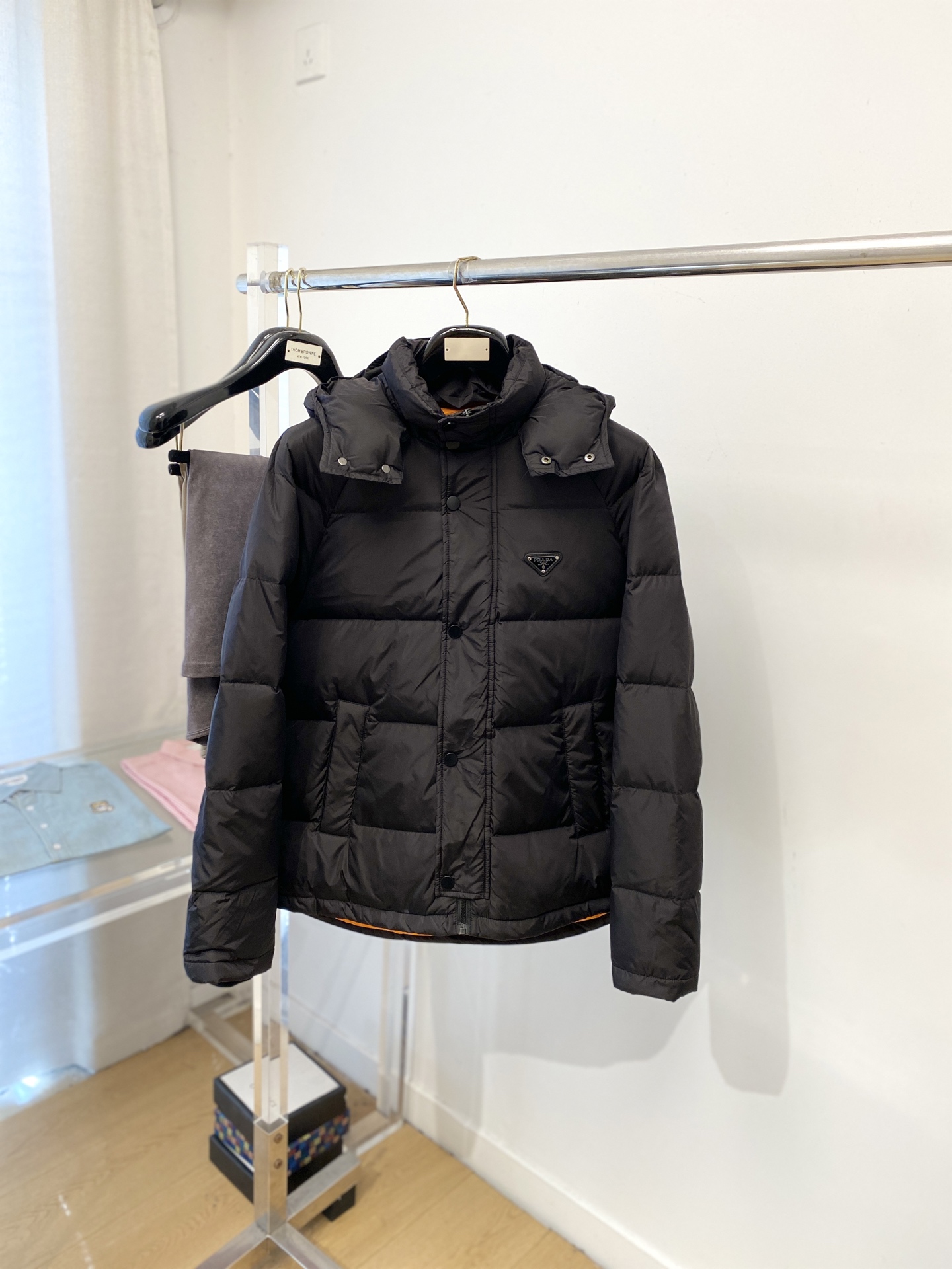 NO:609288,Prada, the latest 2025 men's lightweight down jacket, the fabric is soft and comfortable.  The upper body shape is awesome.  zipper.  The accessories are all custom-supplied and imported fabrics, which are light and comfortable, warm and stylish, simple and elegant!  Lightweight and warm, the best choice to keep out the cold in autumn and winter. Size M-3XL, prada, down jacket, alexander wang19860909普拉达、2025最新款男士轻薄羽绒服、面料柔软舒适 ．上身版型超赞 ．拉链．辅料都是客供 、进口面料,轻便舒适,保暖有型、简单大方款式！轻便保暖、秋冬御寒的最佳选择 码数M-3XL,,prada,down jacket,alexander wang,Men's clothing