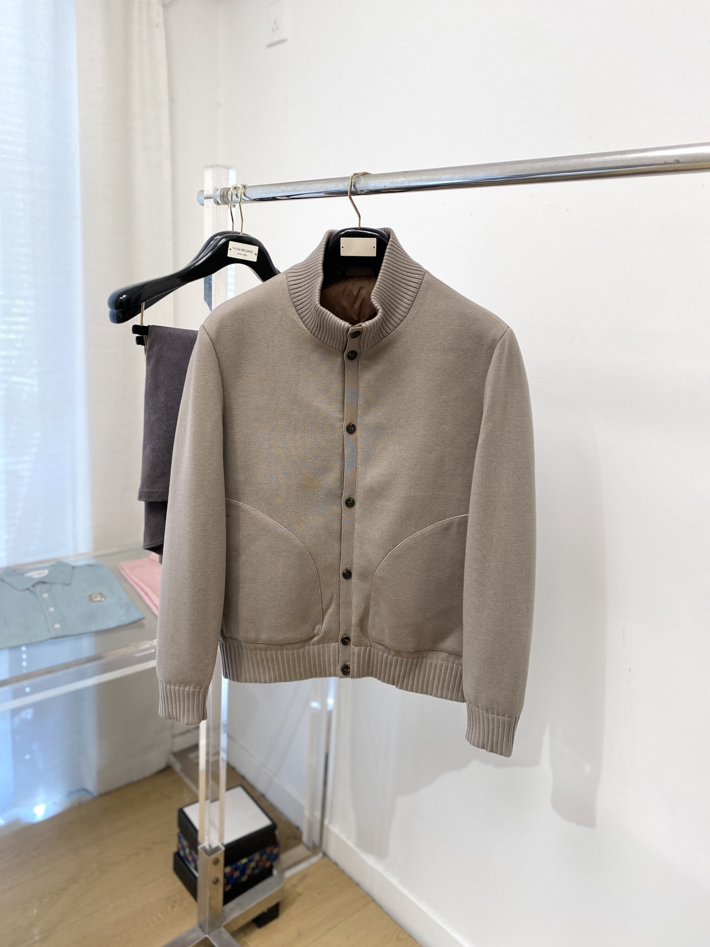 NO:609294,LP, the latest 2025 men's lightweight knitted down jacket, the fabric is soft and comfortable.  The upper body shape is awesome.  zipper.  The accessories are all custom-supplied and imported fabrics, which are light and comfortable, warm and stylish, simple and elegant!  Lightweight and warm, the best choice to keep out the cold in autumn and winter. Size M-3XL, loro piana, down jacket, alexander wang19860909LP、2025最新款男士轻薄针织羽绒服、面料柔软舒适 ．上身版型超赞 ．拉链．辅料都是客供 、进口面料,轻便舒适,保暖有型、简单大方款式！轻便保暖、秋冬御寒的最佳选择 码数M-3XL,,loro piana,down jacket,alexander wang,Men's clothing