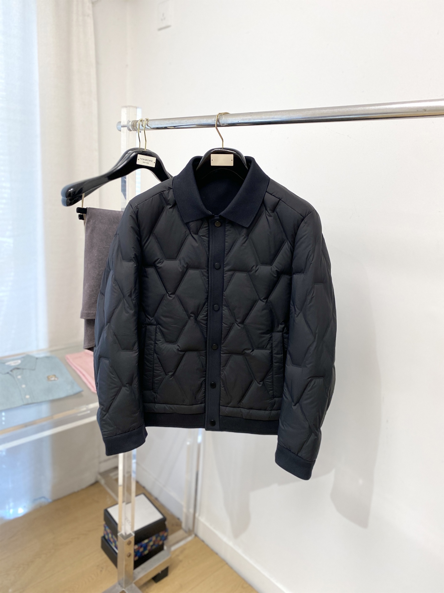 NO:609300,Ermenegildo Zegna, the latest 2025 men's lightweight down jacket, the fabric is soft and comfortable.  The upper body shape is awesome.  zipper.  The accessories are all custom-supplied and imported fabrics, which are light and comfortable, warm and stylish, simple and elegant!  Lightweight and warm, the best choice to keep out the cold in autumn and winter. Size M-3XL,,zegna,down jacket,alexander wang19860909杰尼亚、2025最新款男士轻薄羽绒服、面料柔软舒适 ．上身版型超赞 ．拉链．辅料都是客供 、进口面料,轻便舒适,保暖有型、简单大方款式！轻便保暖、秋冬御寒的最佳选择 码数M-3XL,,zegna,down jacket,alexander wang,Men's clothing