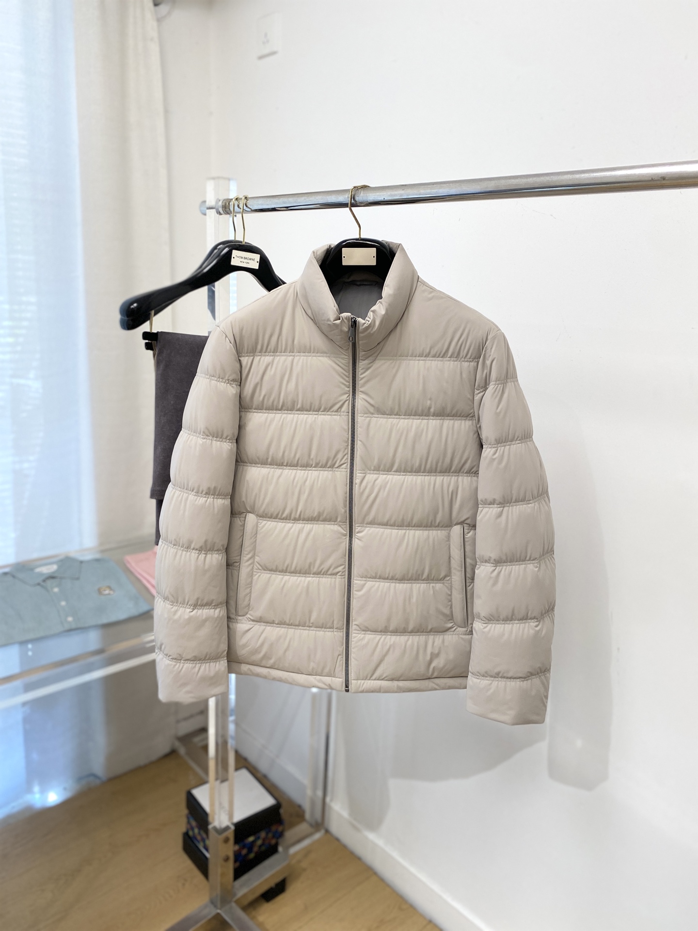 NO:609306,Prada, the latest 2025 men's lightweight down jacket, the fabric is soft and comfortable.  The upper body shape is awesome.  zipper.  The accessories are all custom-supplied and imported fabrics, which are light and comfortable, warm and stylish, simple and elegant!  Lightweight and warm, the best choice to keep out the cold in autumn and winter. Size M-3XL, prada, down jacket, alexander wang19860909普拉达、2025最新款男士轻薄羽绒服、面料柔软舒适 ．上身版型超赞 ．拉链．辅料都是客供 、进口面料,轻便舒适,保暖有型、简单大方款式！轻便保暖、秋冬御寒的最佳选择 码数M-3XL,,prada,down jacket,alexander wang,Men's clothing