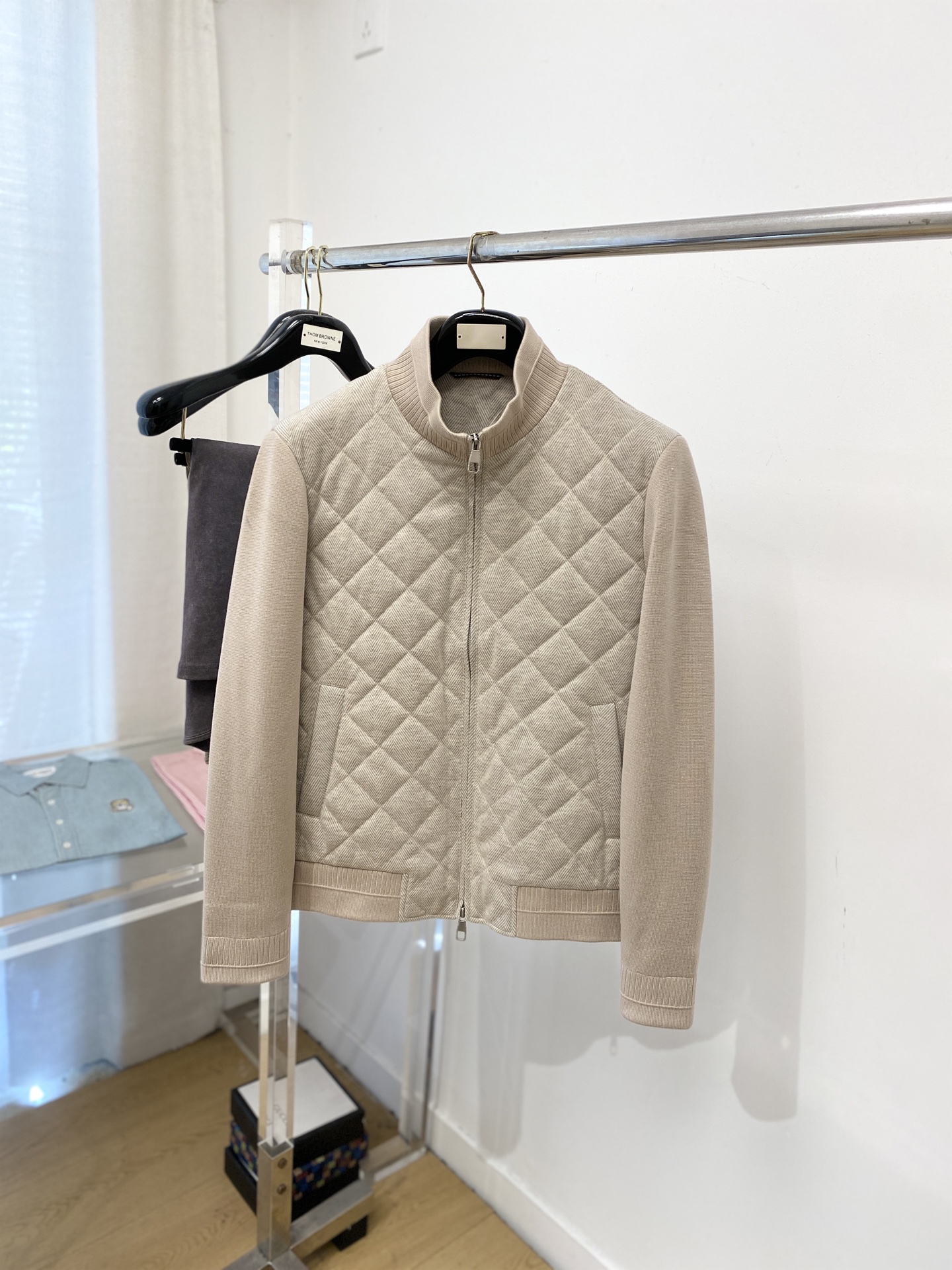 NO:609291,Zegna, 2025 new knitted jacket, fashionable and handsome, simple and versatile, customized original fabric, not only stiff, maintaining the trendy silhouette, but also comfortable to wear, the yarn is more delicate, size M-3XL,,zegna,jackets & coats,jackets & coats,alexander wang19860909杰尼亚、2025新品针织夹克外套,时尚帅气,简约百搭款,定制原版面料,不仅挺括,保持潮流的廓形,又穿着舒适,纱织更细腻,码数M-3XL,,zegna,jackets & coats,jackets & coats,alexander wang,Men's clothing