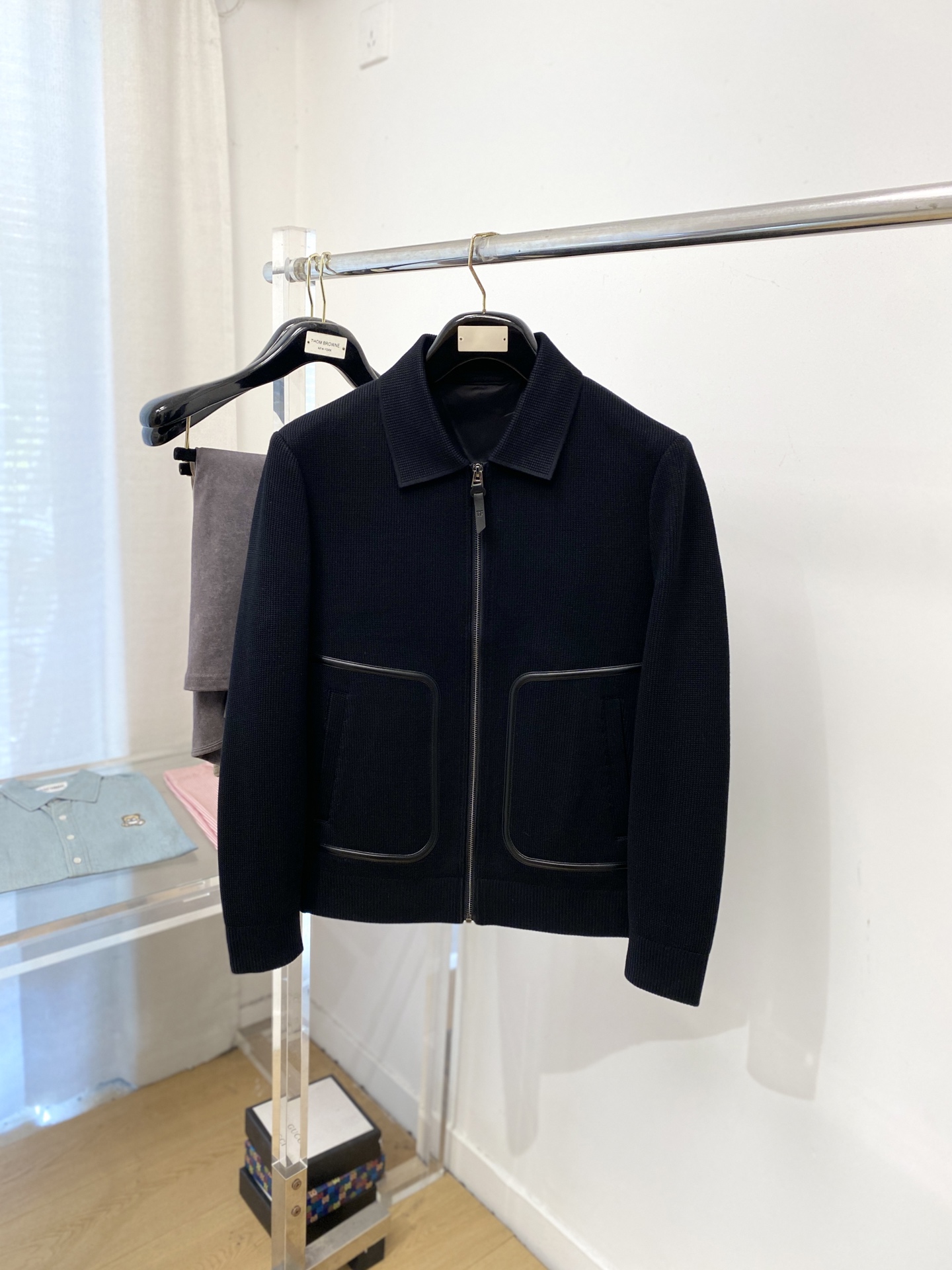 NO:609312,TF, 2025 new knitted jacket, fashionable and handsome, simple and versatile, original accessories logo, customized original fabric, not only crisp and trendy silhouette, but also comfortable to wear, more delicate yarn weaving, size M-3XL,, tom ford, jackets & coats, jackets & coats, alexander wang19860909TF、2025新品针织夹克外套,时尚帅气,简约百搭款,原版辅料logo,定制原版面料,不仅挺括,保持潮流的廓形,又穿着舒适,纱织更细腻,码数M-3XL,,tom ford,jackets & coats,jackets & coats,alexander wang,Men's clothing