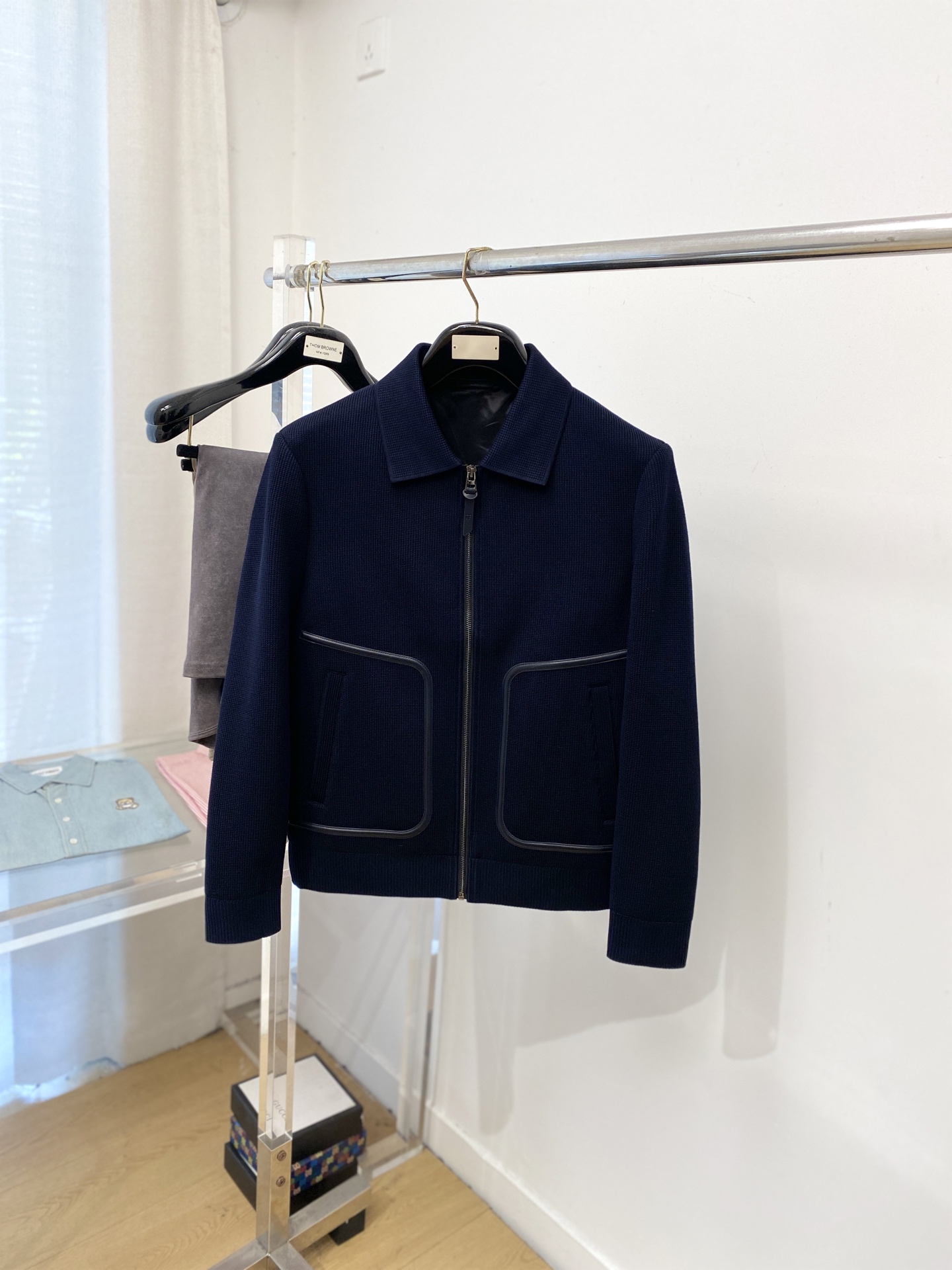 NO:609317,TF, 2025 new knitted jacket, fashionable and handsome, simple and versatile, original accessories logo, customized original fabric, not only crisp and trendy silhouette, but also comfortable to wear, more delicate yarn weaving, size M-3XL,, tom ford, jackets & coats, jackets & coats, alexander wang19860909TF、2025新品针织夹克外套,时尚帅气,简约百搭款,原版辅料logo,定制原版面料,不仅挺括,保持潮流的廓形,又穿着舒适,纱织更细腻,码数M-3XL,,tom ford,jackets & coats,jackets & coats,alexander wang,Men's clothing