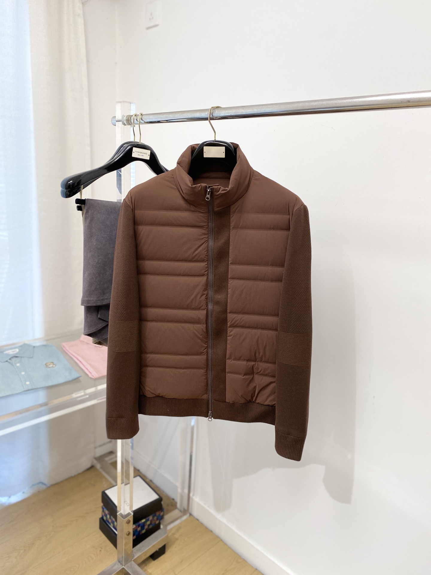 NO:609268,Ermenegildo Zegna, the latest 2025 men's lightweight down jacket, the fabric is soft and comfortable.  The upper body shape is awesome.  zipper.  The accessories are all custom-supplied and imported fabrics, which are light and comfortable, warm and stylish, simple and elegant!  Lightweight and warm, the best choice to keep out the cold in autumn and winter. Size M-3XL,,zegna,down jacket,alexander wang19860909杰尼亚 、2025最新款男士轻薄羽绒服、面料柔软舒适 ．上身版型超赞 ．拉链．辅料都是客供 、进口面料,轻便舒适,保暖有型、简单大方款式！轻便保暖、秋冬御寒的最佳选择 码数M-3XL,,zegna,down jacket,alexander wang,Men's clothing