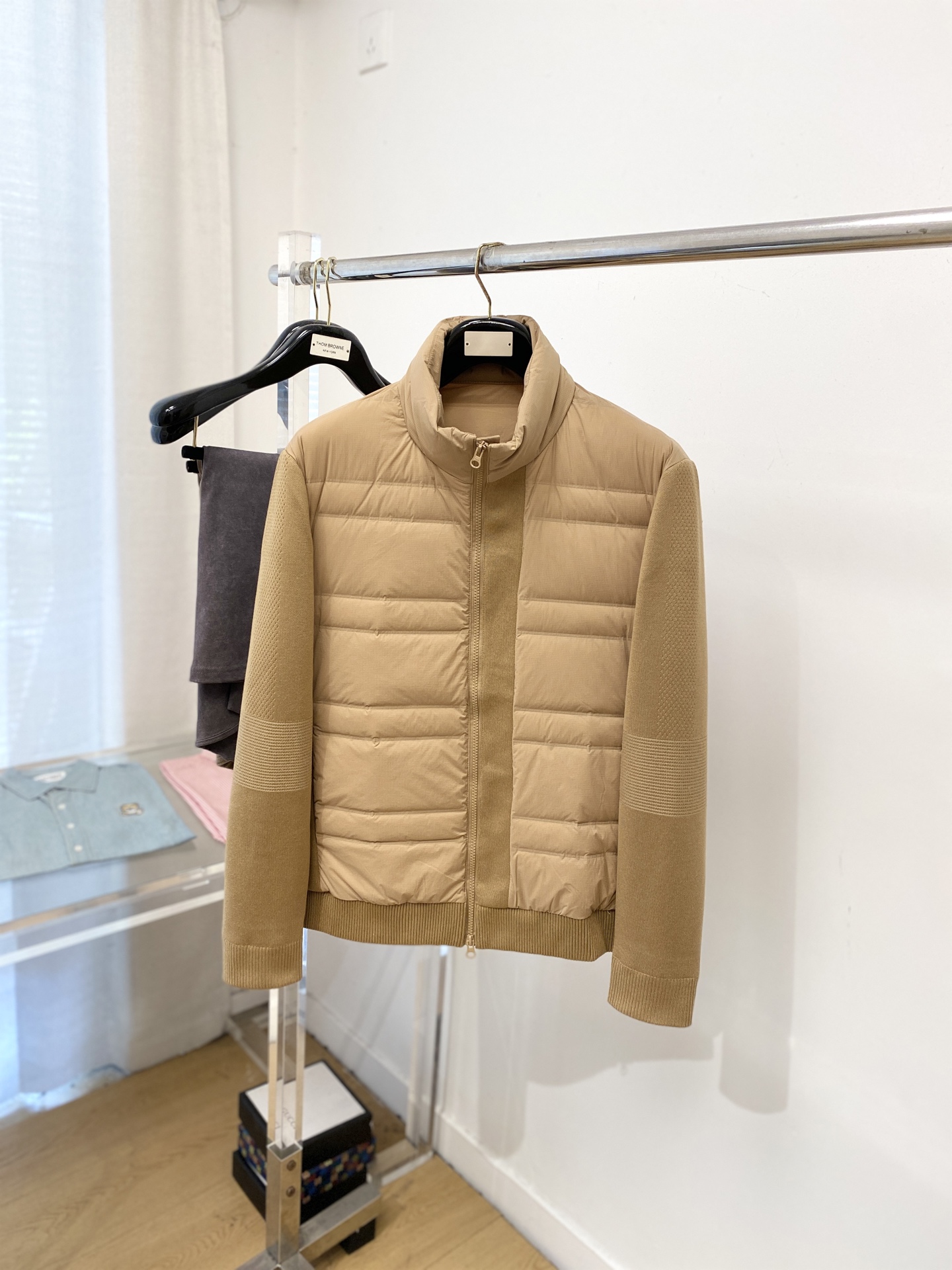 NO:609273,Ermenegildo Zegna, the latest 2025 men's lightweight down jacket, the fabric is soft and comfortable.  The upper body shape is awesome.  zipper.  The accessories are all custom-supplied and imported fabrics, which are light and comfortable, warm and stylish, simple and elegant!  Lightweight and warm, the best choice to keep out the cold in autumn and winter. Size M-3XL. Buy now,,zegna,down jacket,alexander wang19860909杰尼亚 、2025最新款男士轻薄羽绒服、面料柔软舒适 ．上身版型超赞 ．拉链．辅料都是客供 、进口面料,轻便舒适,保暖有型、简单大方款式！轻便保暖、秋冬御寒的最佳选择 码数M-3XL 立即抢购,,zegna,down jacket,alexander wang,Men's clothing