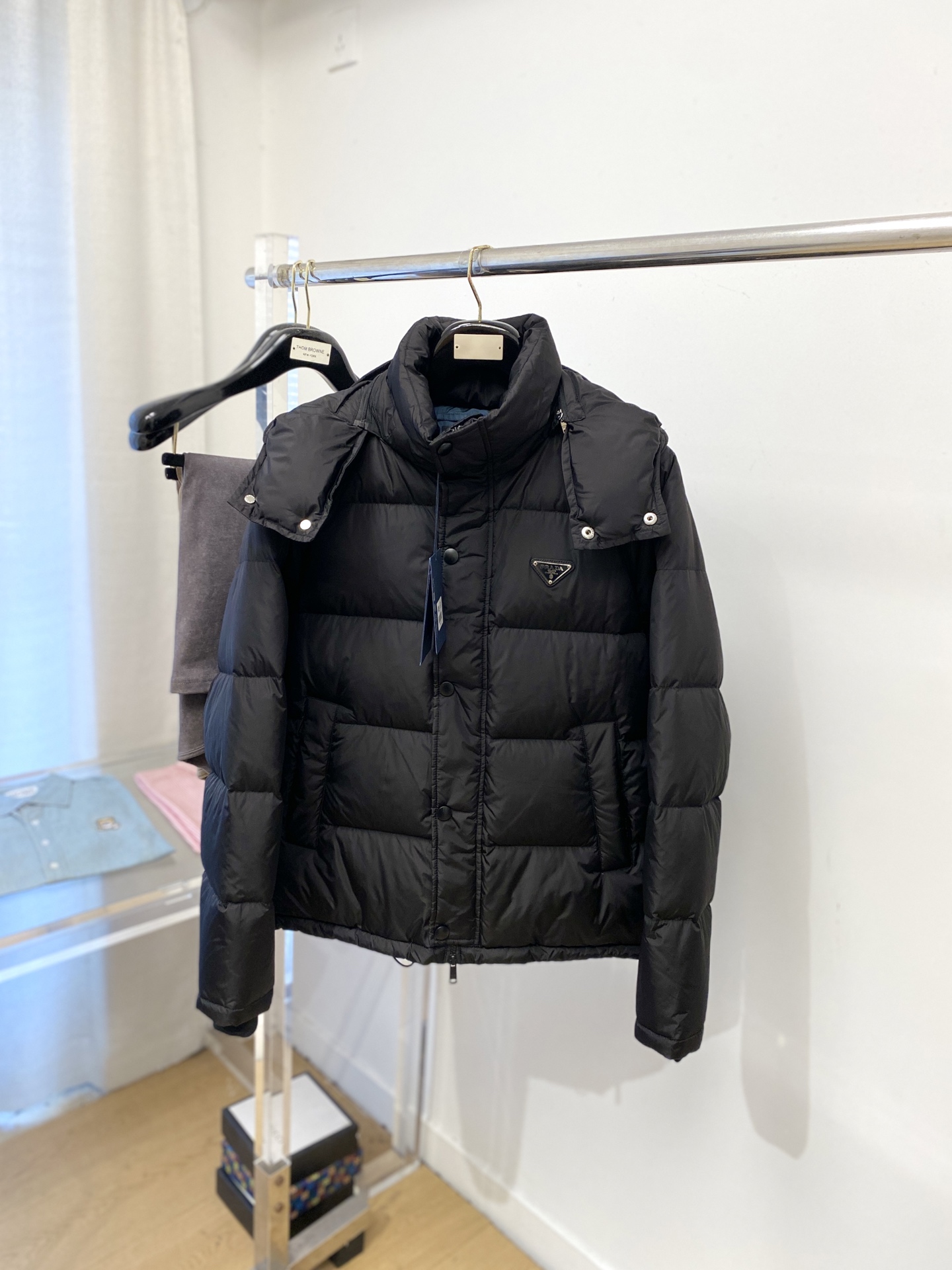 NO:609327,Prada, the latest 2025 men's lightweight down jacket, the fabric is soft and comfortable.  The upper body shape is awesome.  zipper.  The accessories are all custom-supplied and imported fabrics, which are light and comfortable, warm and stylish, simple and elegant!  Lightweight and warm, the best choice to keep out the cold in autumn and winter. Size M-3XL, prada, down jacket, alexander wang19860909普拉达、2025最新款男士轻薄羽绒服、面料柔软舒适 ．上身版型超赞 ．拉链．辅料都是客供 、进口面料,轻便舒适,保暖有型、简单大方款式！轻便保暖、秋冬御寒的最佳选择 码数M-3XL,,prada,down jacket,alexander wang,Men's clothing