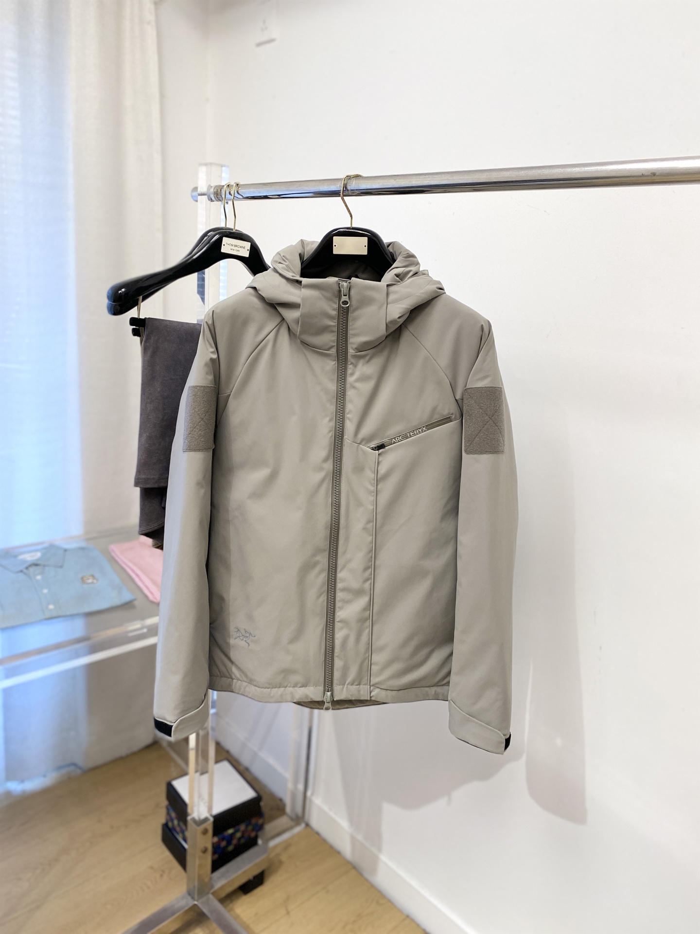 NO:609331,Arc'teryx, the latest 2025 men's lightweight down jacket, the fabric is soft and comfortable.  The upper body shape is awesome.  zipper.  The accessories are all custom-supplied and imported fabrics, which are light and comfortable, warm and stylish, simple and elegant!  Lightweight and warm, the best choice to keep out the cold in autumn and winter. Size M-3XL, arc'teryx, jackets & coats, down jacket, alexander wang19860909始祖鸟、2025最新款男士轻薄羽绒夹克、面料柔软舒适 ．上身版型超赞 ．拉链．辅料都是客供 、进口面料,轻便舒适,保暖有型、简单大方款式！轻便保暖、秋冬御寒的最佳选择 码数M-3XL,arc'teryx,jackets & coats,down jacket,alexander wang,Men's clothing