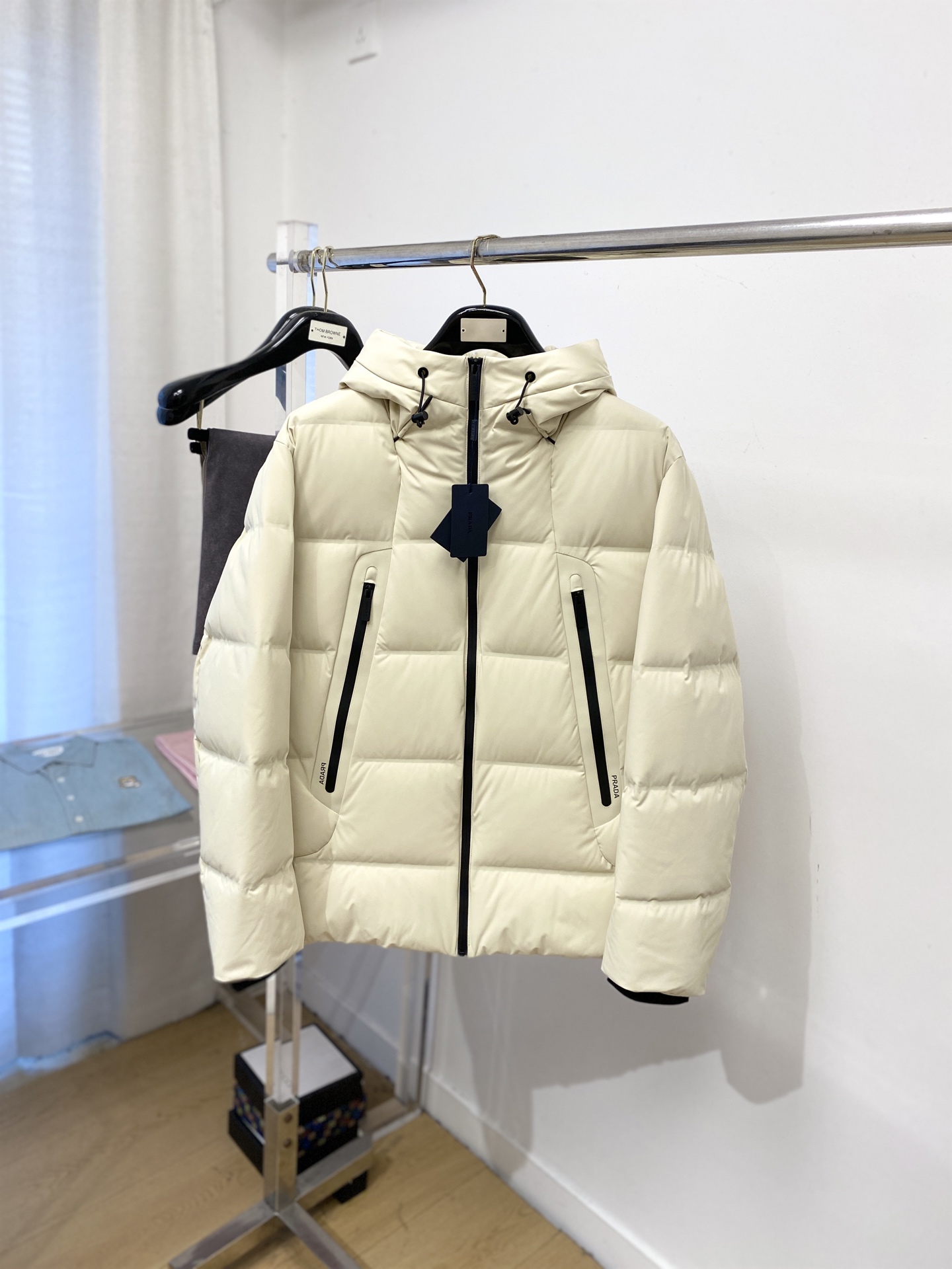 NO:609311,Prada, the latest 2025 men's lightweight down jacket, the fabric is soft and comfortable.  The upper body shape is awesome.  zipper.  The accessories are all custom-supplied and imported fabrics, which are light and comfortable, warm and stylish, simple and elegant!  Lightweight and warm, the best choice to keep out the cold in autumn and winter. Size M-3XL, prada, down jacket, alexander wang19860909普拉达、2025最新款男士轻薄羽绒服、面料柔软舒适 ．上身版型超赞 ．拉链．辅料都是客供 、进口面料,轻便舒适,保暖有型、简单大方款式！轻便保暖、秋冬御寒的最佳选择 码数M-3XL,,prada,down jacket,alexander wang,Men's clothing