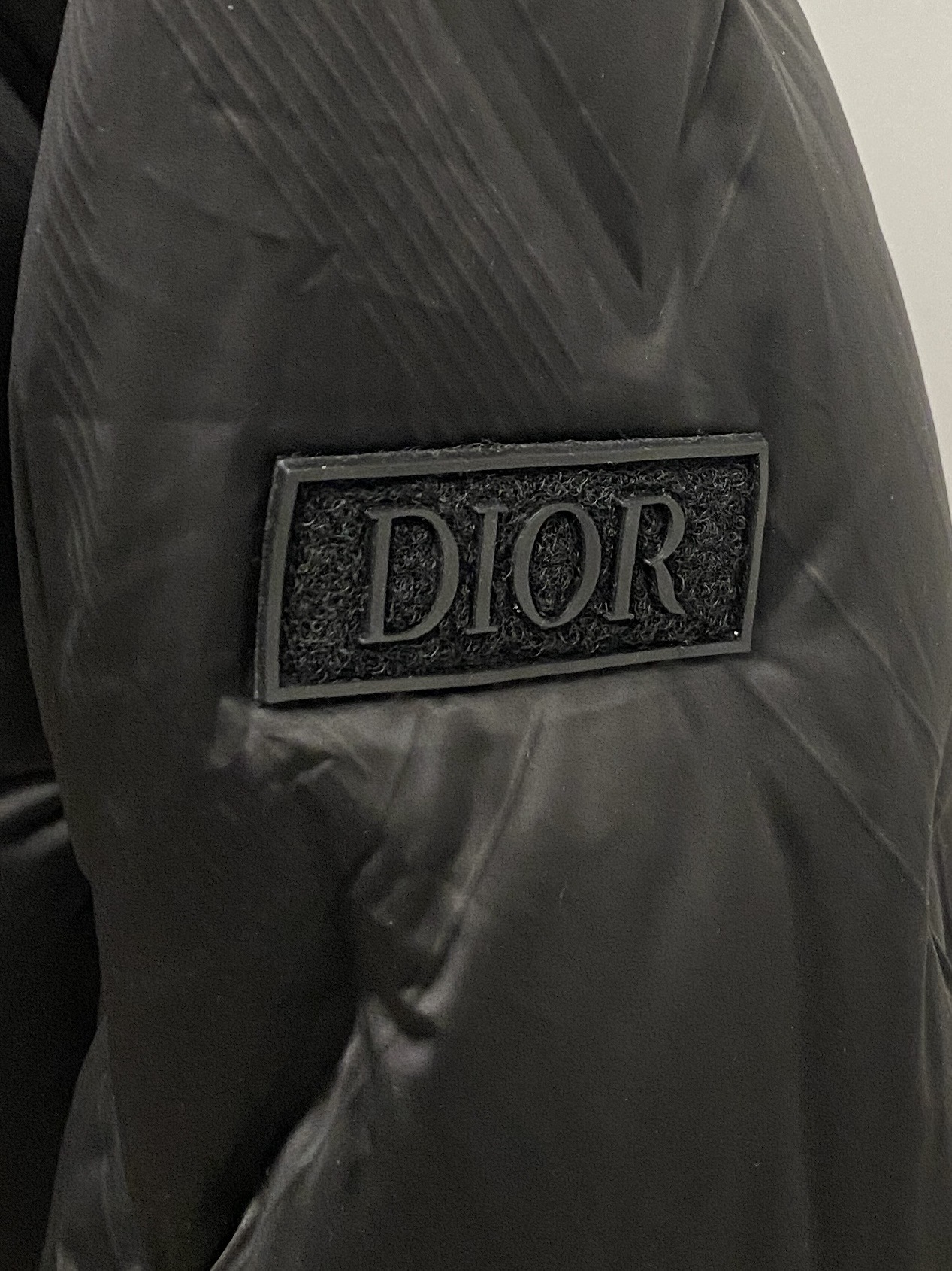 迪奥、2025最新款男士轻薄羽绒服、面料柔软舒适 ．上身版型超赞 ．拉链．辅料都是客供 、进口面料，轻便