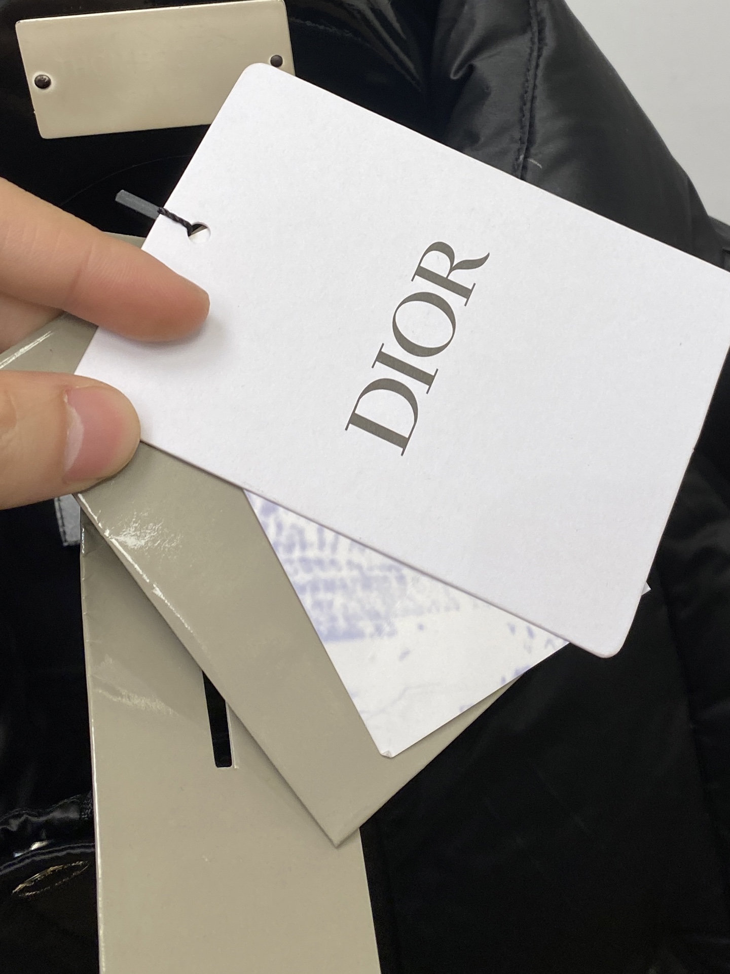 迪奥、2025最新款男士轻薄羽绒服、面料柔软舒适 ．上身版型超赞 ．拉链．辅料都是客供 、进口面料，轻便