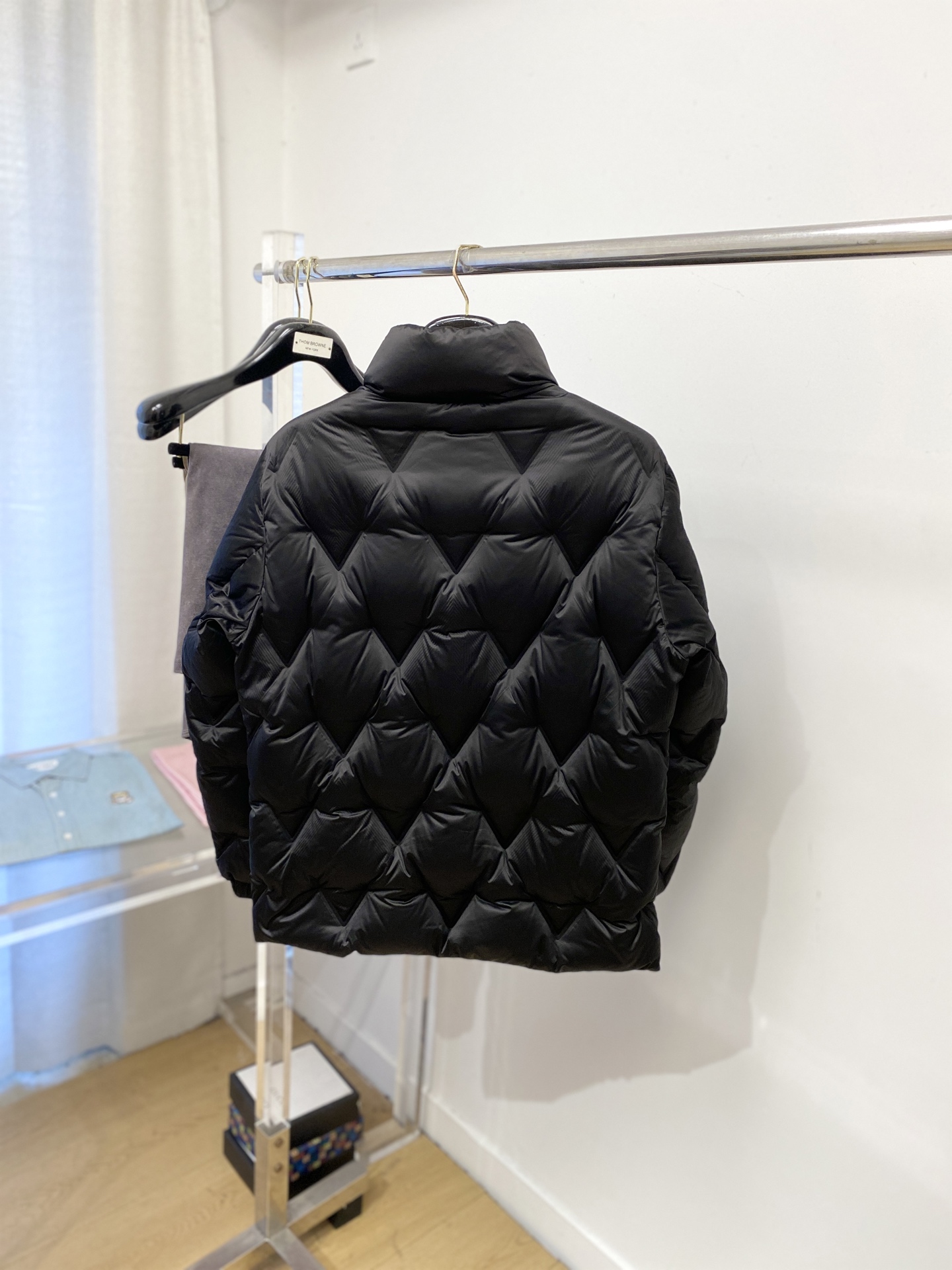 迪奥、2025最新款男士轻薄羽绒服、面料柔软舒适 ．上身版型超赞 ．拉链．辅料都是客供 、进口面料，轻便