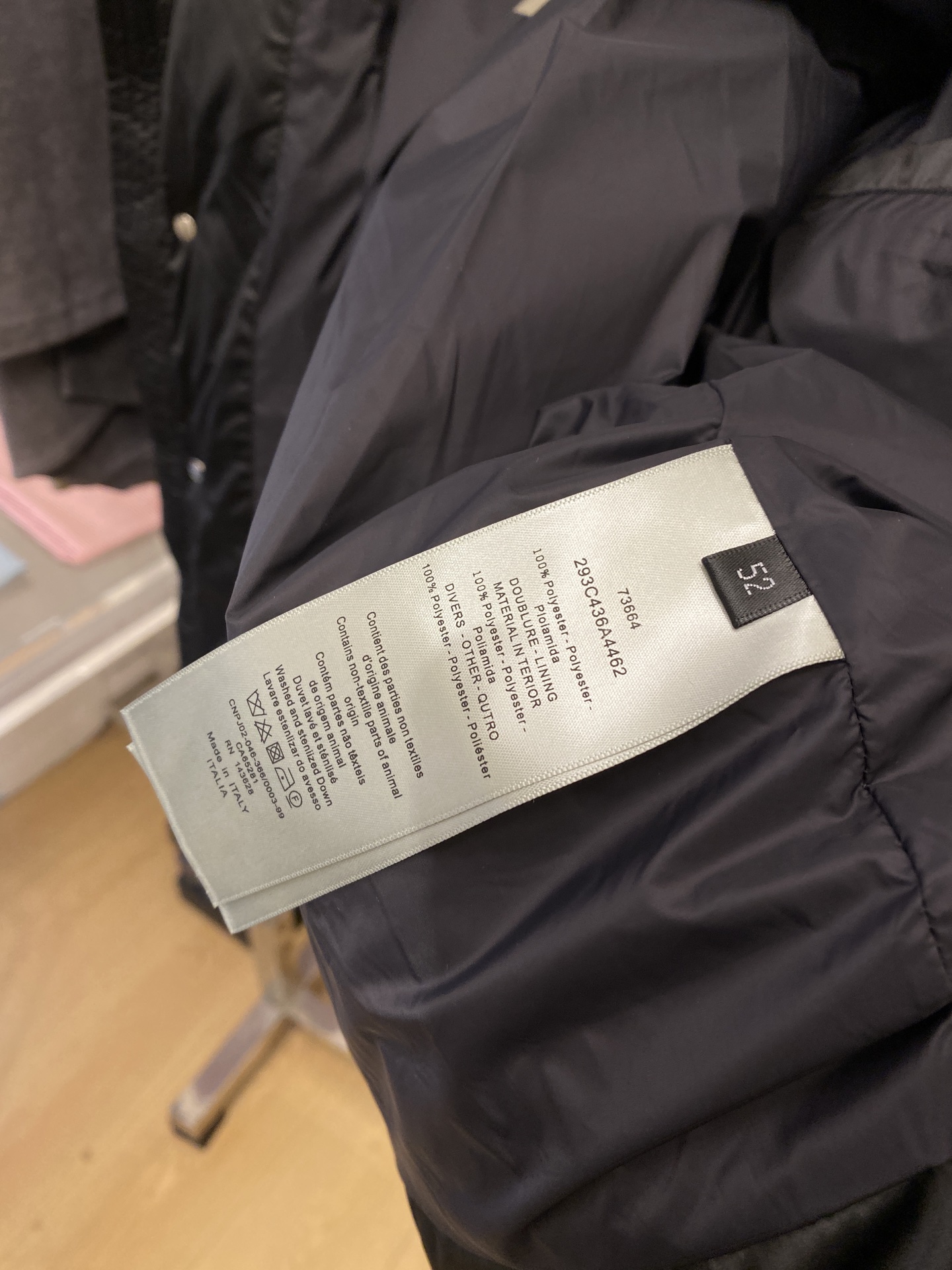 迪奥、2025最新款男士轻薄羽绒服、面料柔软舒适 ．上身版型超赞 ．拉链．辅料都是客供 、进口面料，轻便