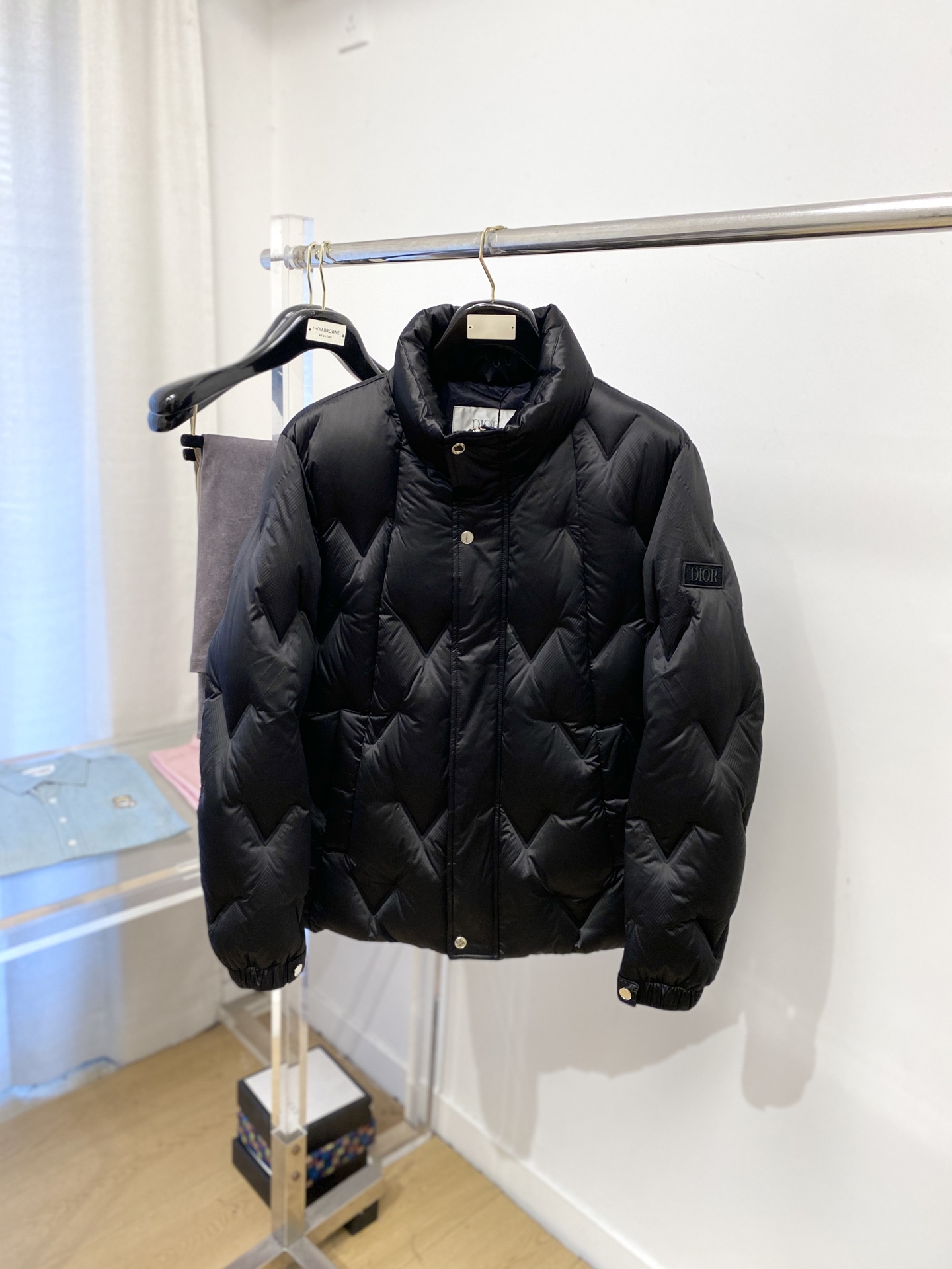 迪奥、2025最新款男士轻薄羽绒服、面料柔软舒适 ．上身版型超赞 ．拉链．辅料都是客供 、进口面料，轻便