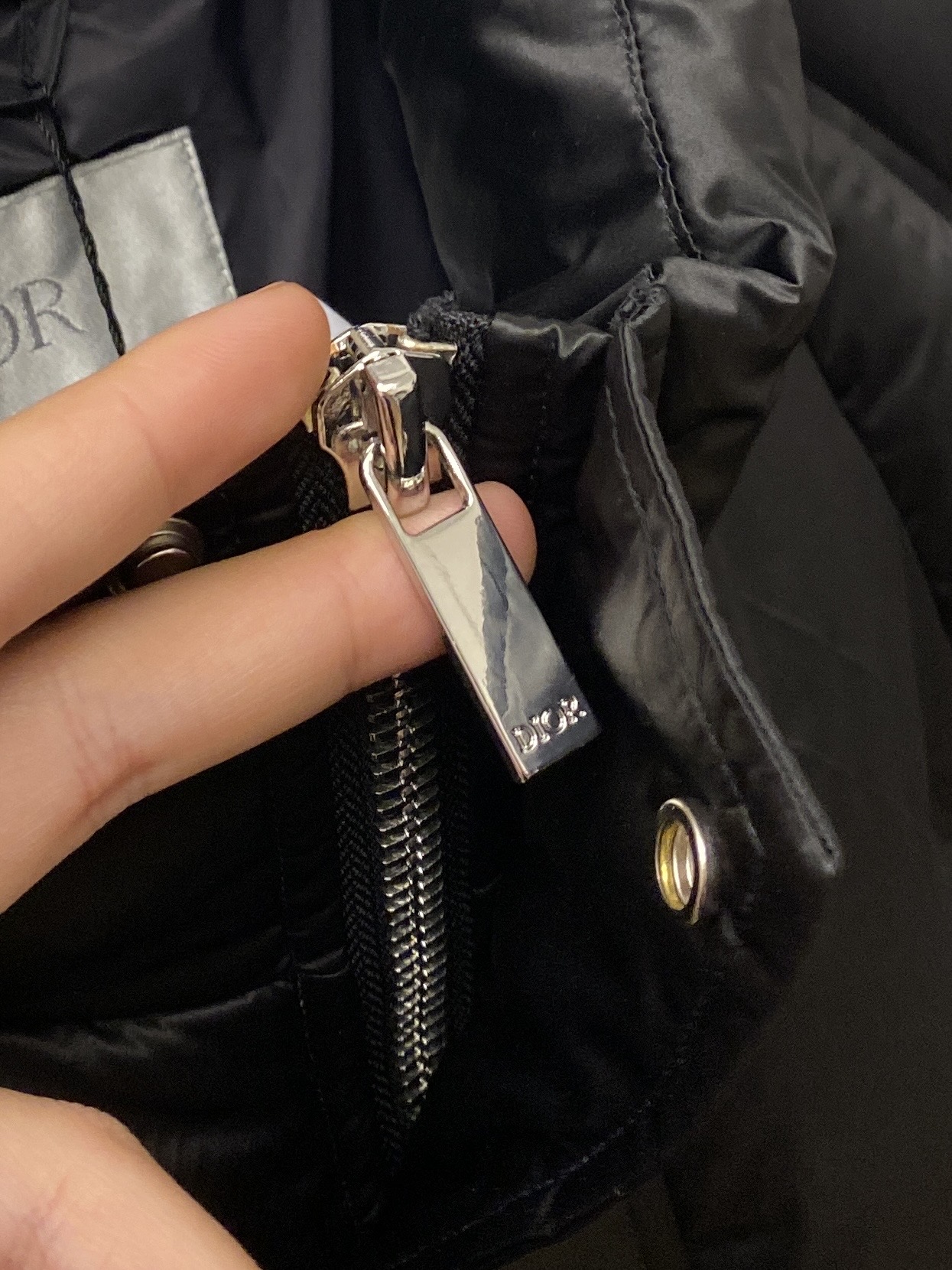 迪奥、2025最新款男士轻薄羽绒服、面料柔软舒适 ．上身版型超赞 ．拉链．辅料都是客供 、进口面料，轻便