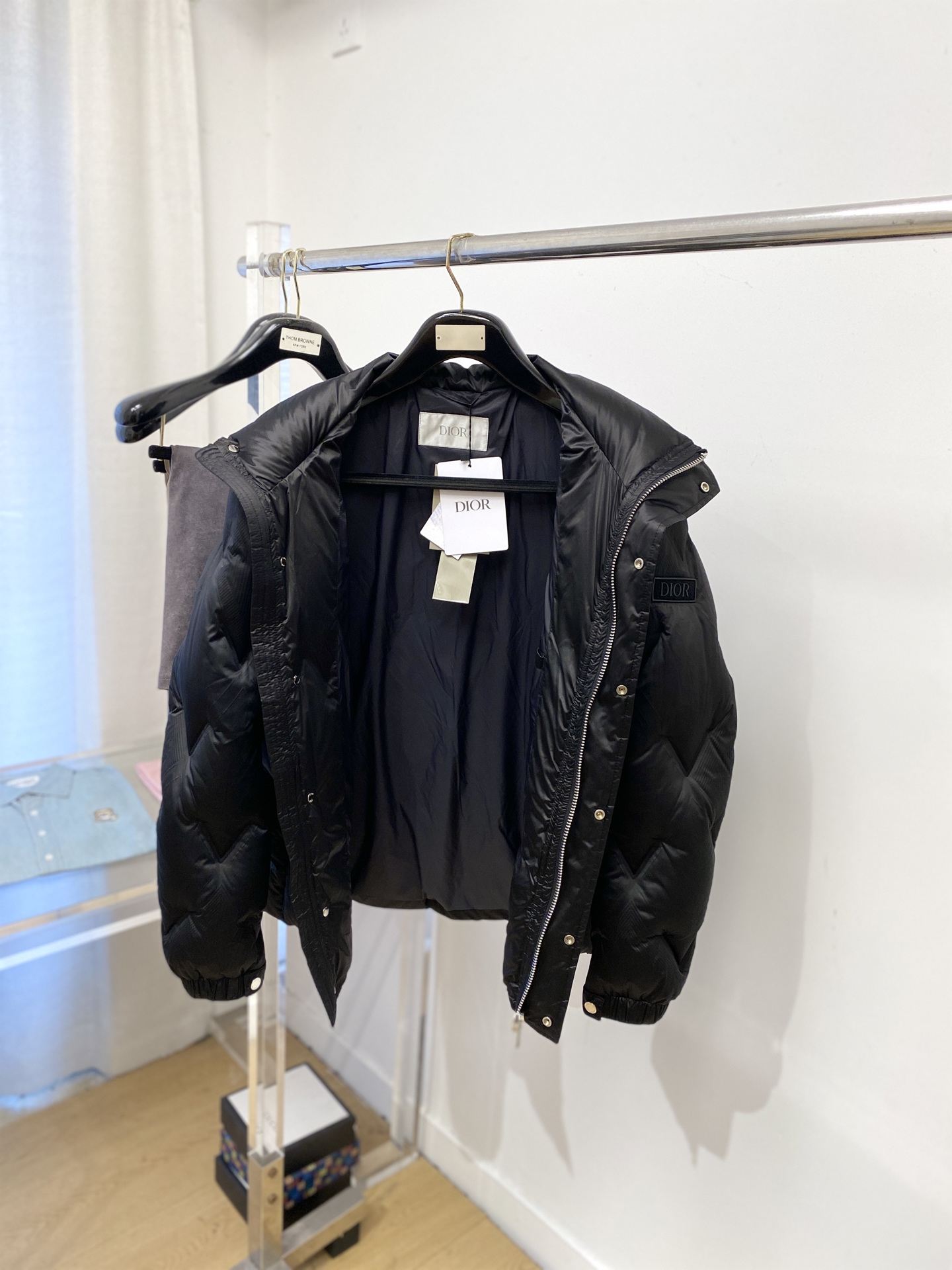 迪奥、2025最新款男士轻薄羽绒服、面料柔软舒适 ．上身版型超赞 ．拉链．辅料都是客供 、进口面料，轻便