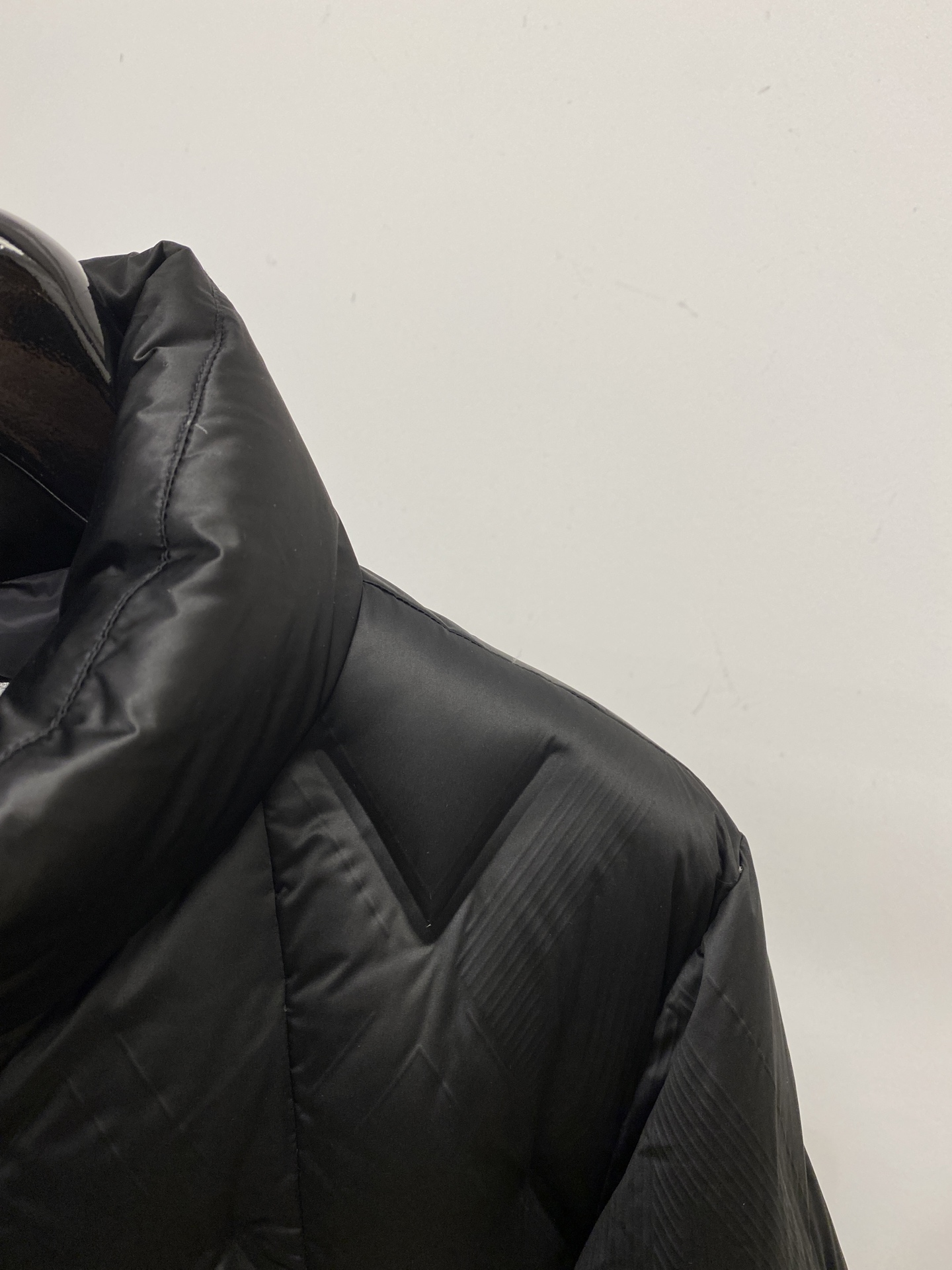 迪奥、2025最新款男士轻薄羽绒服、面料柔软舒适 ．上身版型超赞 ．拉链．辅料都是客供 、进口面料，轻便