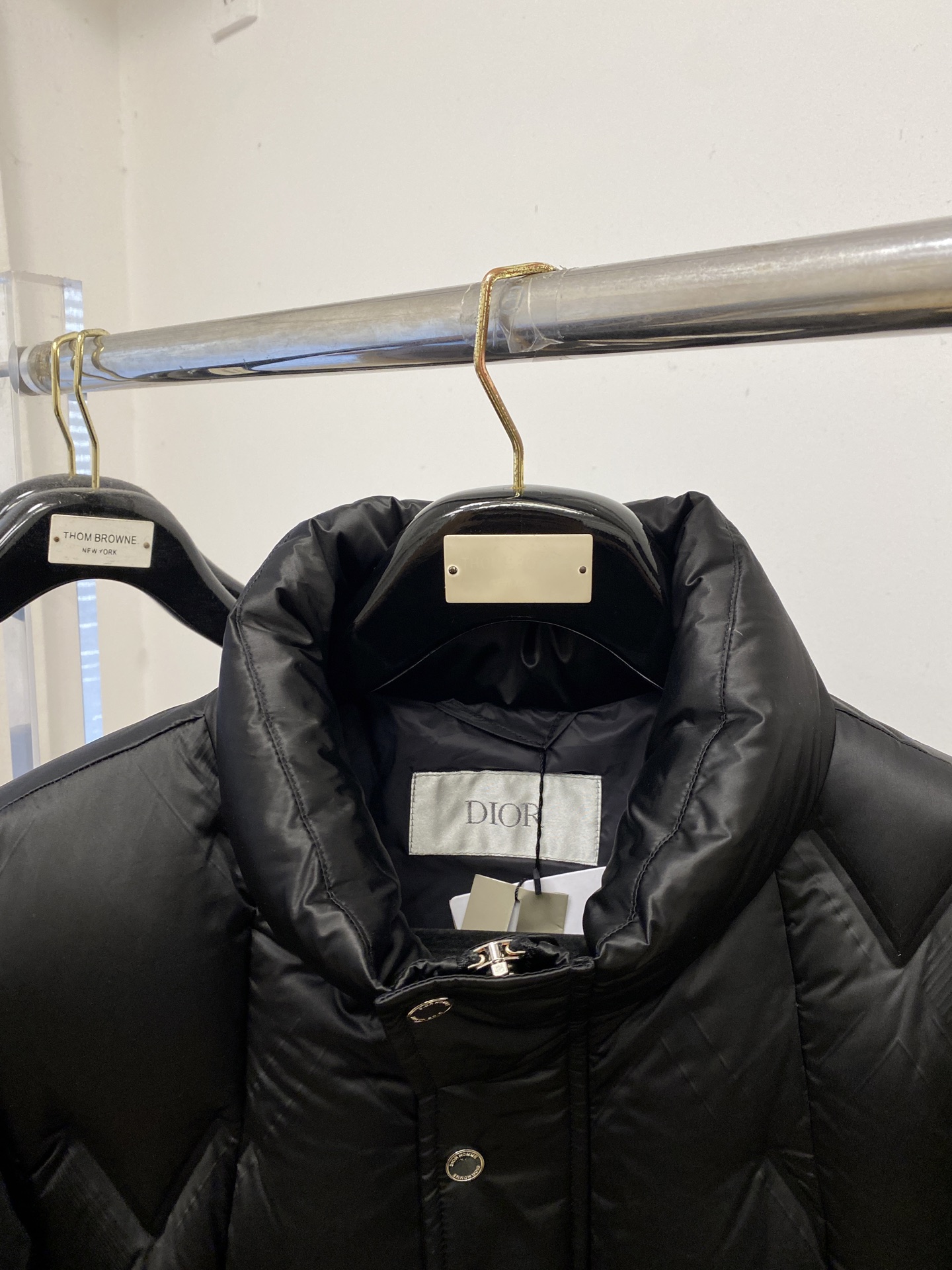 迪奥、2025最新款男士轻薄羽绒服、面料柔软舒适 ．上身版型超赞 ．拉链．辅料都是客供 、进口面料，轻便