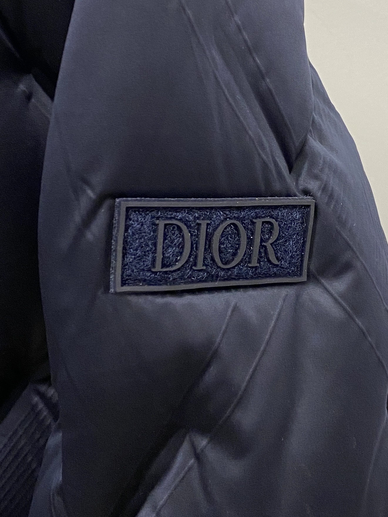 迪奥、2025最新款男士轻薄羽绒服、面料柔软舒适 ．上身版型超赞 ．拉链．辅料都是客供 、进口面料，轻便