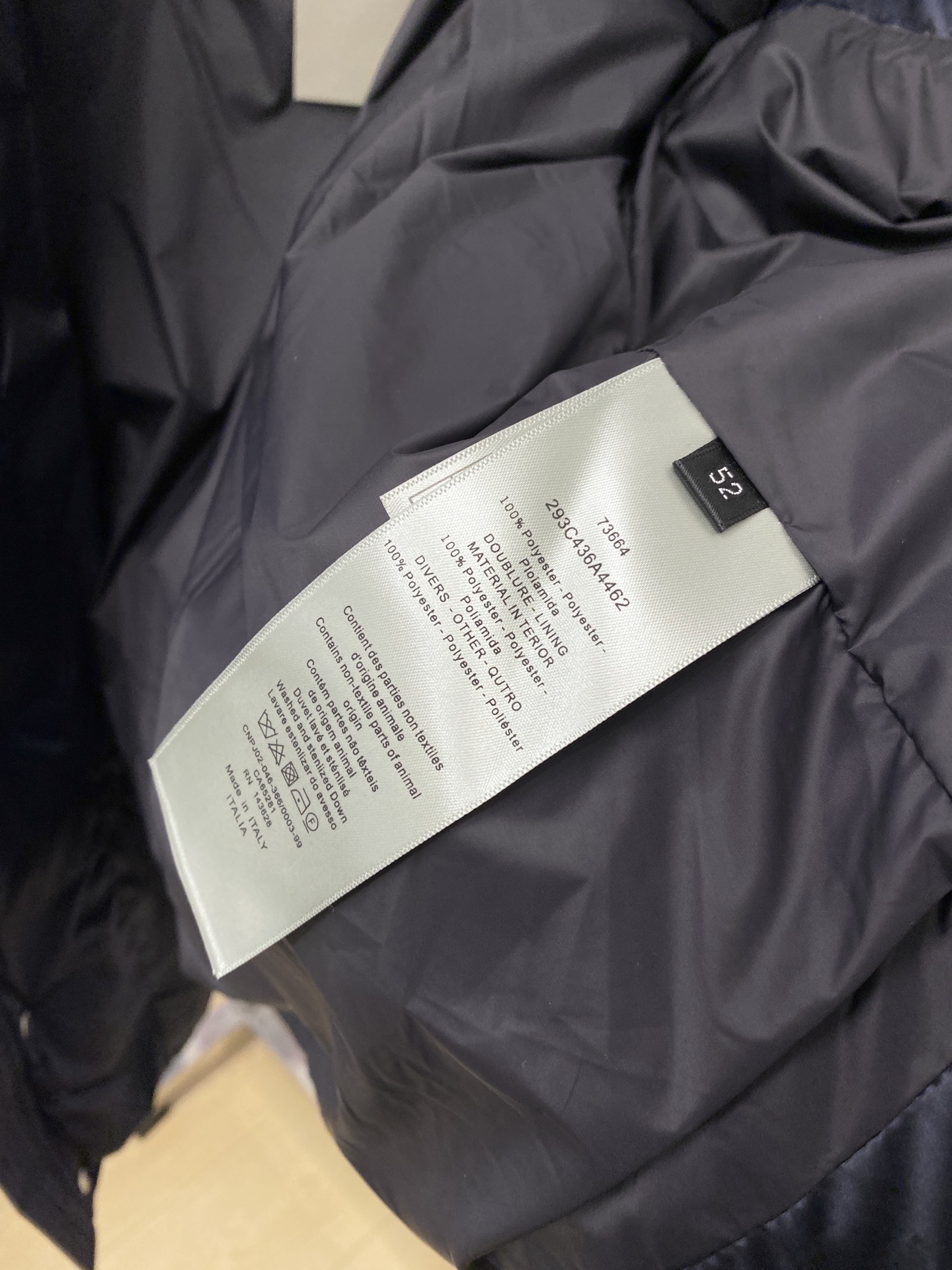 迪奥、2025最新款男士轻薄羽绒服、面料柔软舒适 ．上身版型超赞 ．拉链．辅料都是客供 、进口面料，轻便