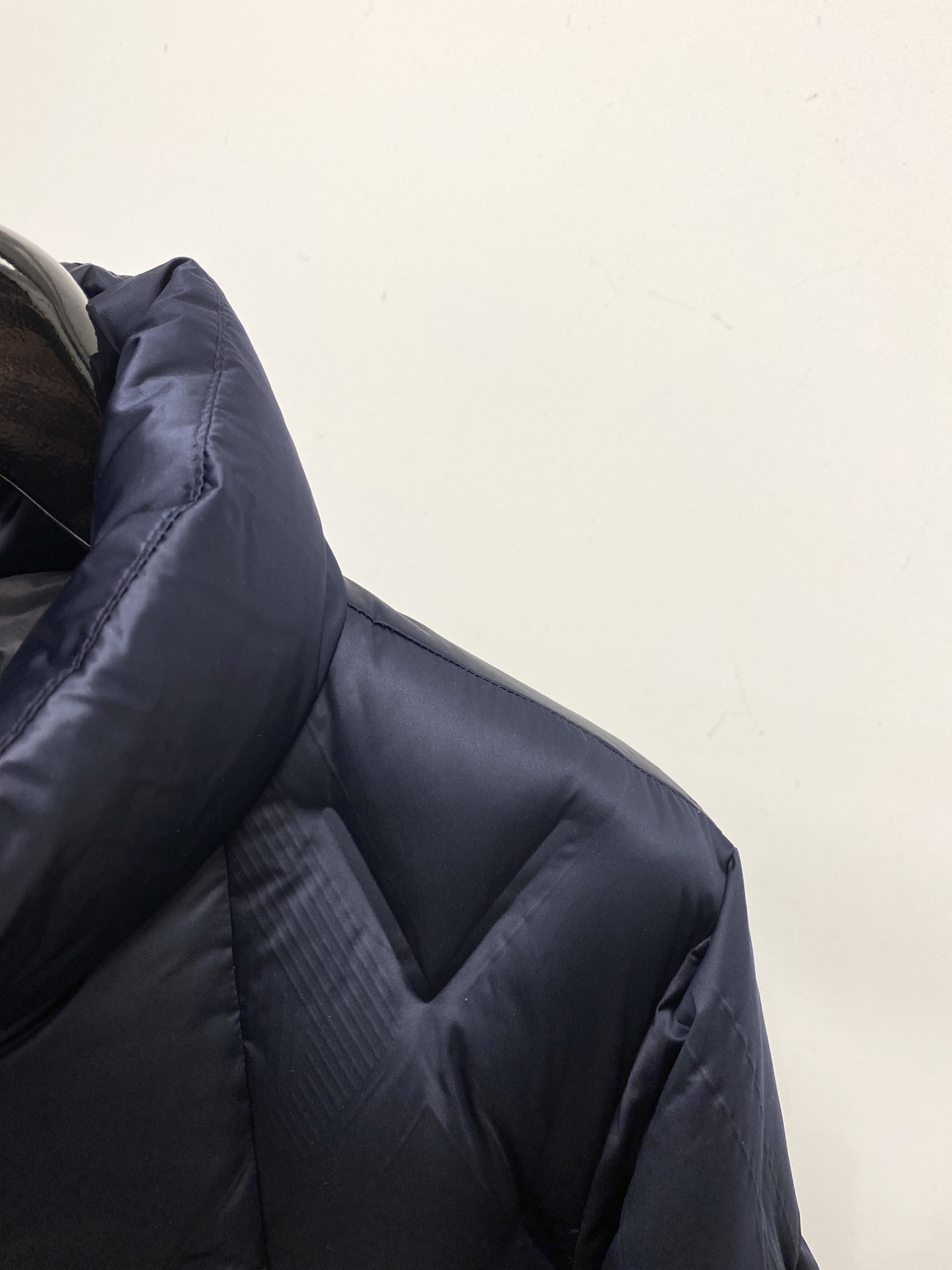 迪奥、2025最新款男士轻薄羽绒服、面料柔软舒适 ．上身版型超赞 ．拉链．辅料都是客供 、进口面料，轻便