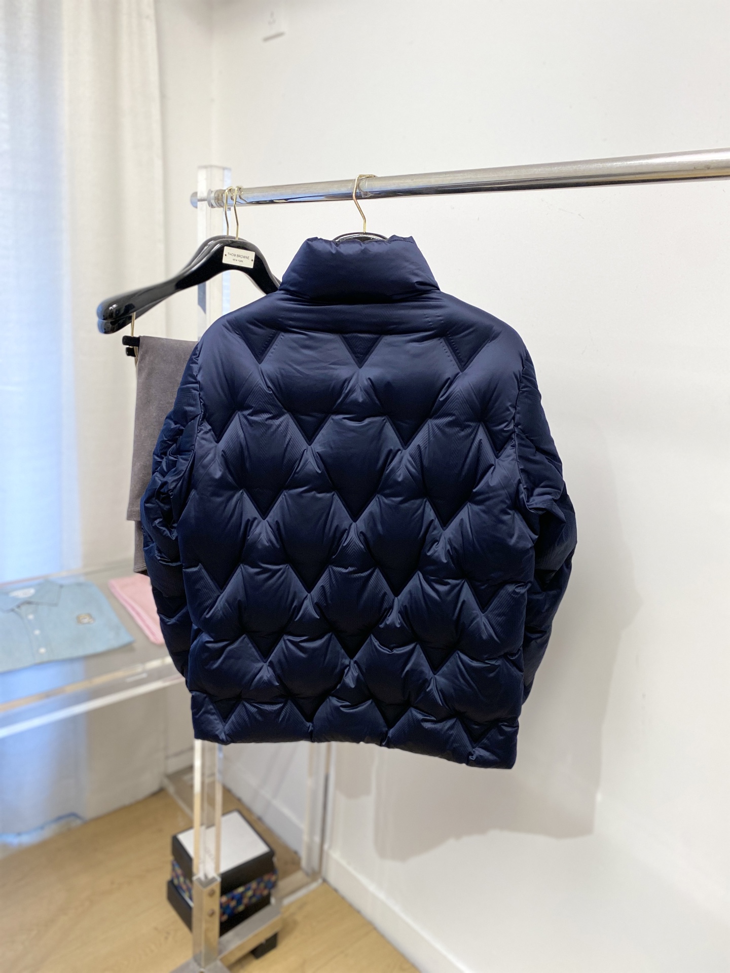 迪奥、2025最新款男士轻薄羽绒服、面料柔软舒适 ．上身版型超赞 ．拉链．辅料都是客供 、进口面料，轻便