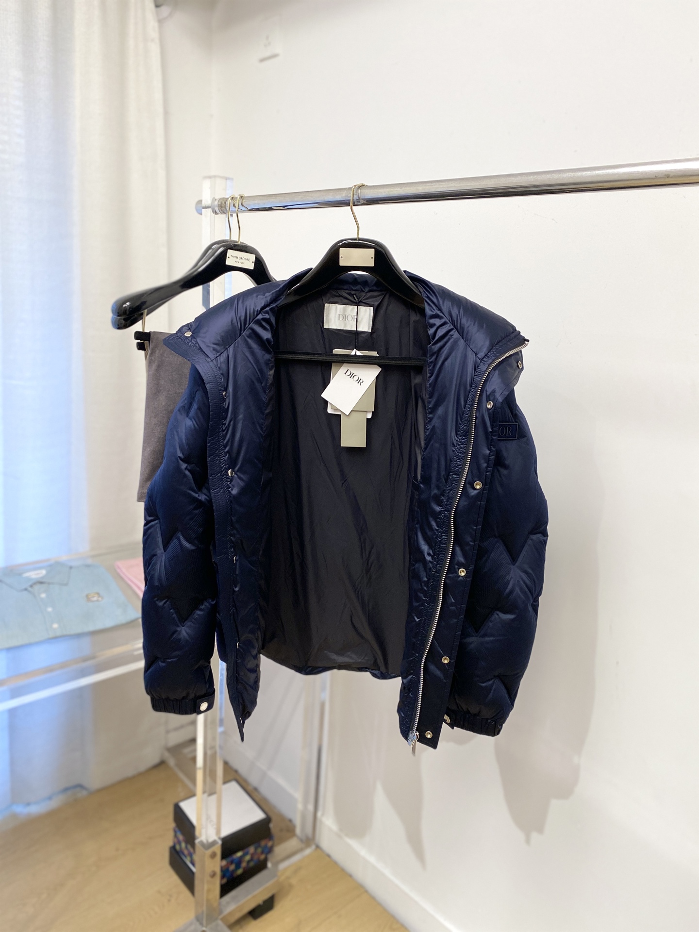 迪奥、2025最新款男士轻薄羽绒服、面料柔软舒适 ．上身版型超赞 ．拉链．辅料都是客供 、进口面料，轻便