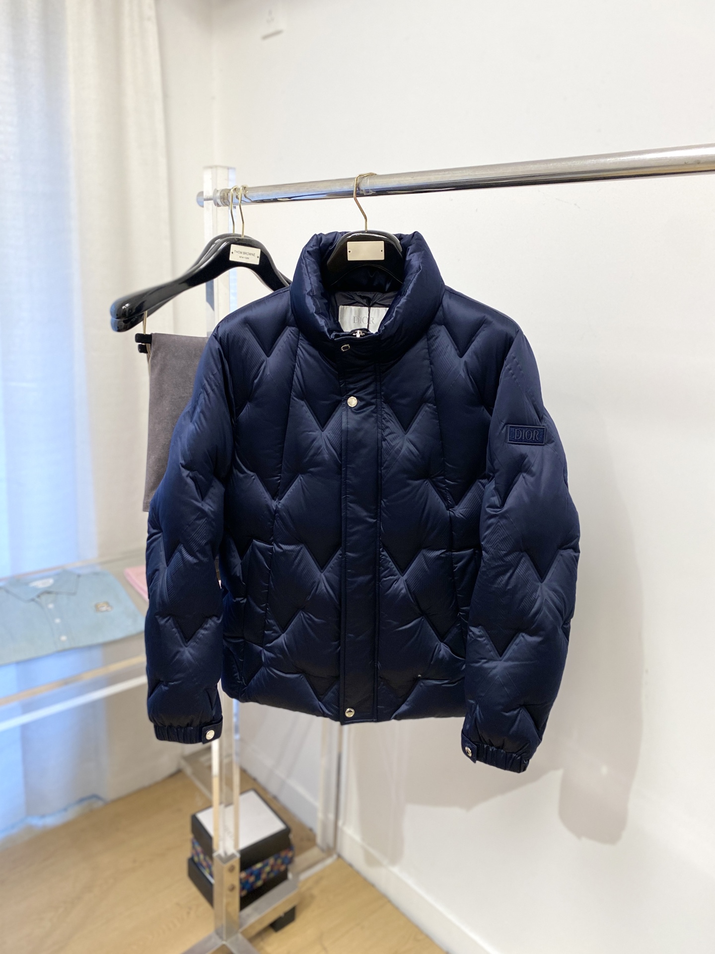 NO:691481,Dior, the latest 2025 men's lightweight down jacket, the fabric is soft and comfortable.  The upper body shape is awesome.  zipper.  The accessories are all custom-supplied and imported fabrics, which are light and comfortable, warm and stylish, simple and elegant!  Lightweight and warm, the best choice to keep out the cold in autumn and winter. Size M-3XL,, dior, down jacket,19860909迪奥、2025最新款男士轻薄羽绒服、面料柔软舒适 ．上身版型超赞 ．拉链．辅料都是客供 、进口面料,轻便舒适,保暖有型、简单大方款式！轻便保暖、秋冬御寒的最佳选择 码数M-3XL,,dior,down jacket,,Men's clothing