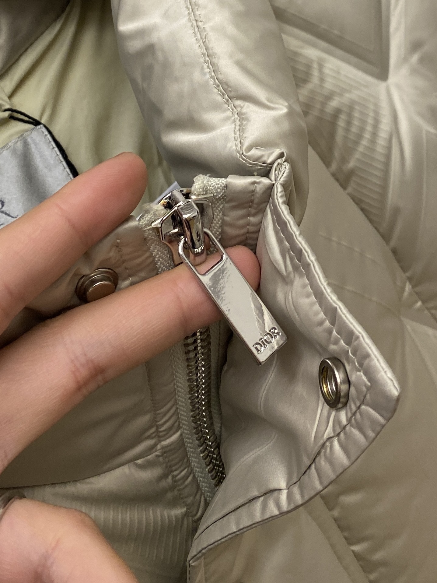 迪奥、2025最新款男士轻薄羽绒服、面料柔软舒适 ．上身版型超赞 ．拉链．辅料都是客供 、进口面料，轻便