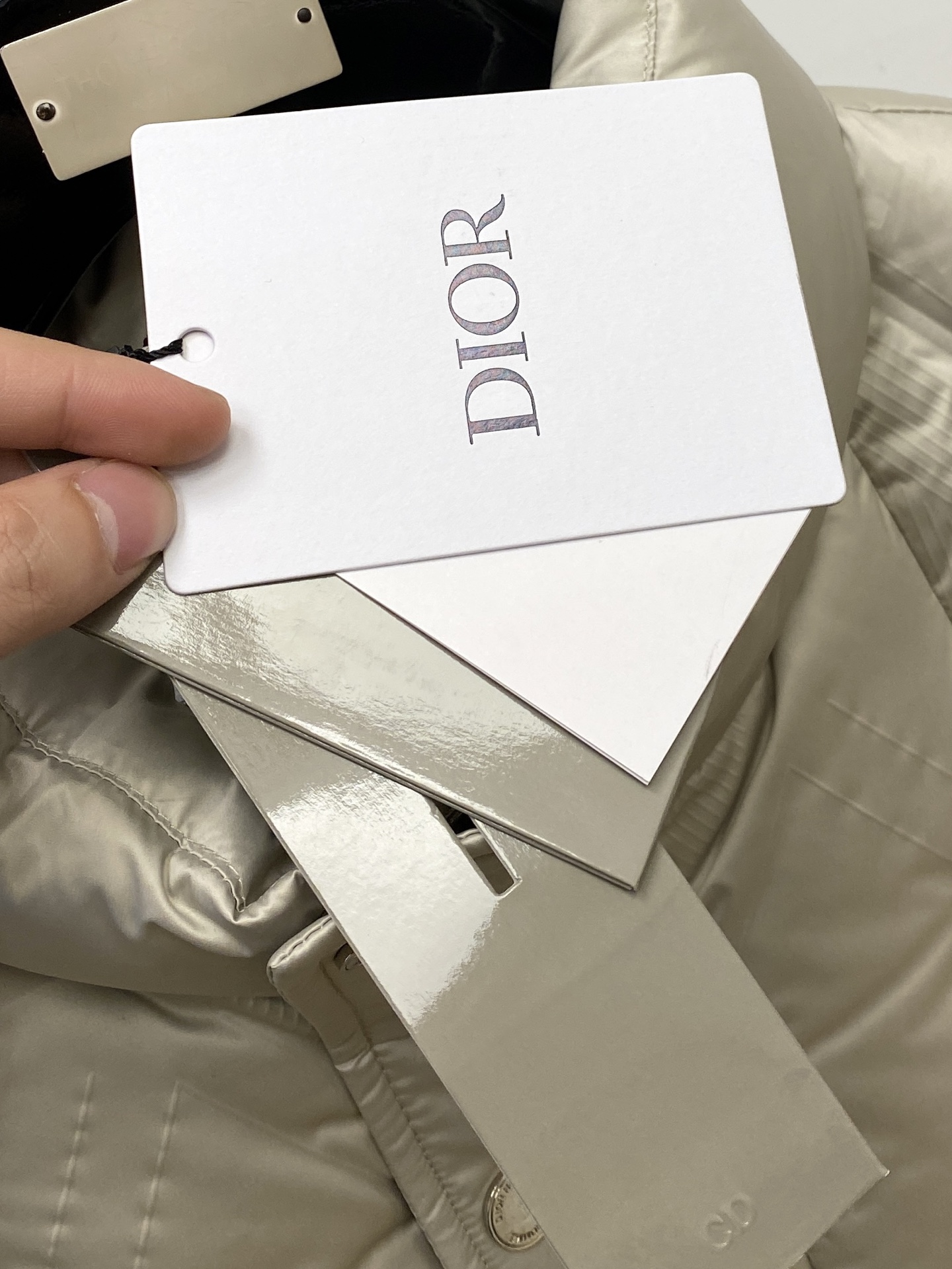 迪奥、2025最新款男士轻薄羽绒服、面料柔软舒适 ．上身版型超赞 ．拉链．辅料都是客供 、进口面料，轻便