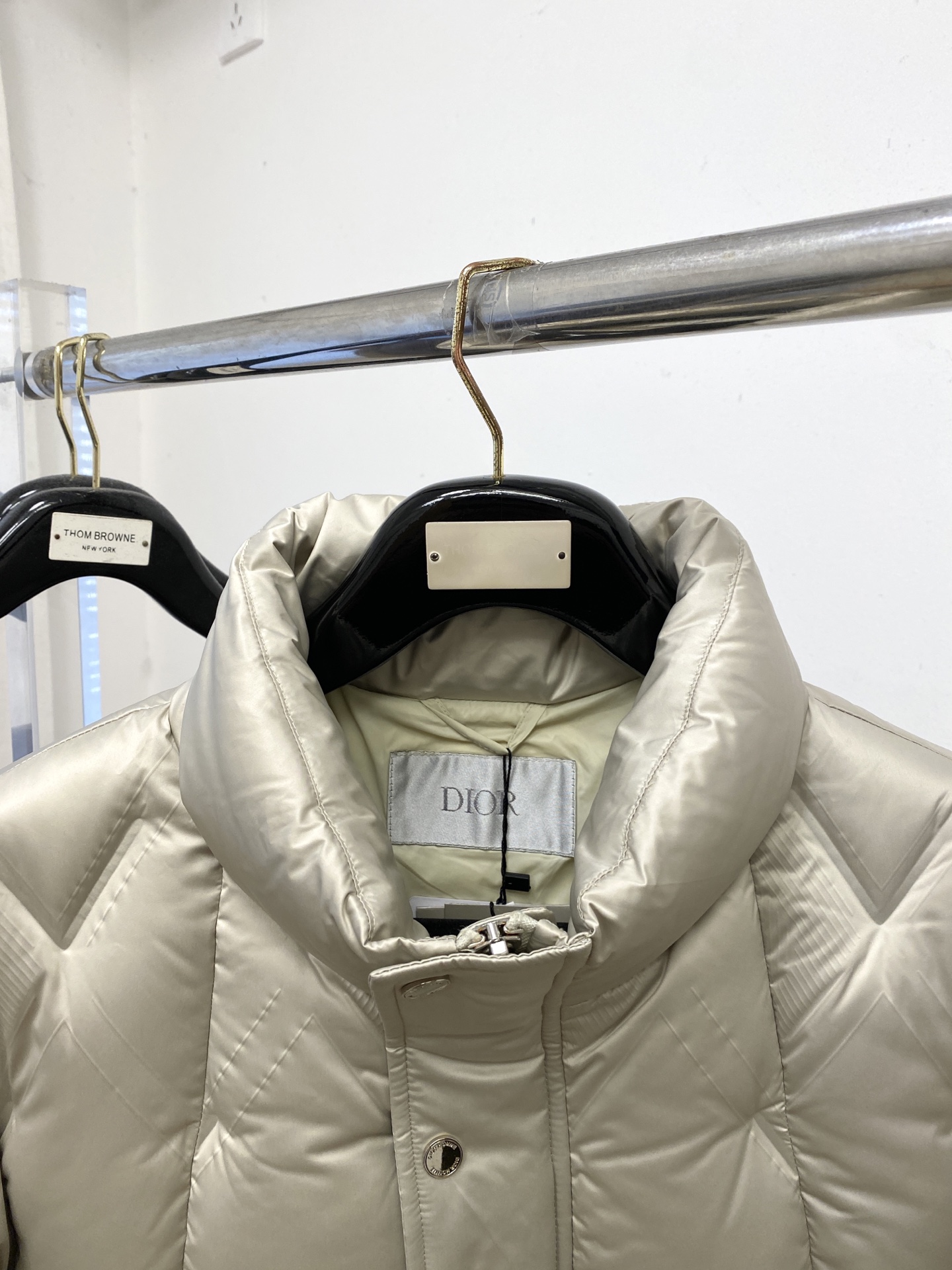 迪奥、2025最新款男士轻薄羽绒服、面料柔软舒适 ．上身版型超赞 ．拉链．辅料都是客供 、进口面料，轻便