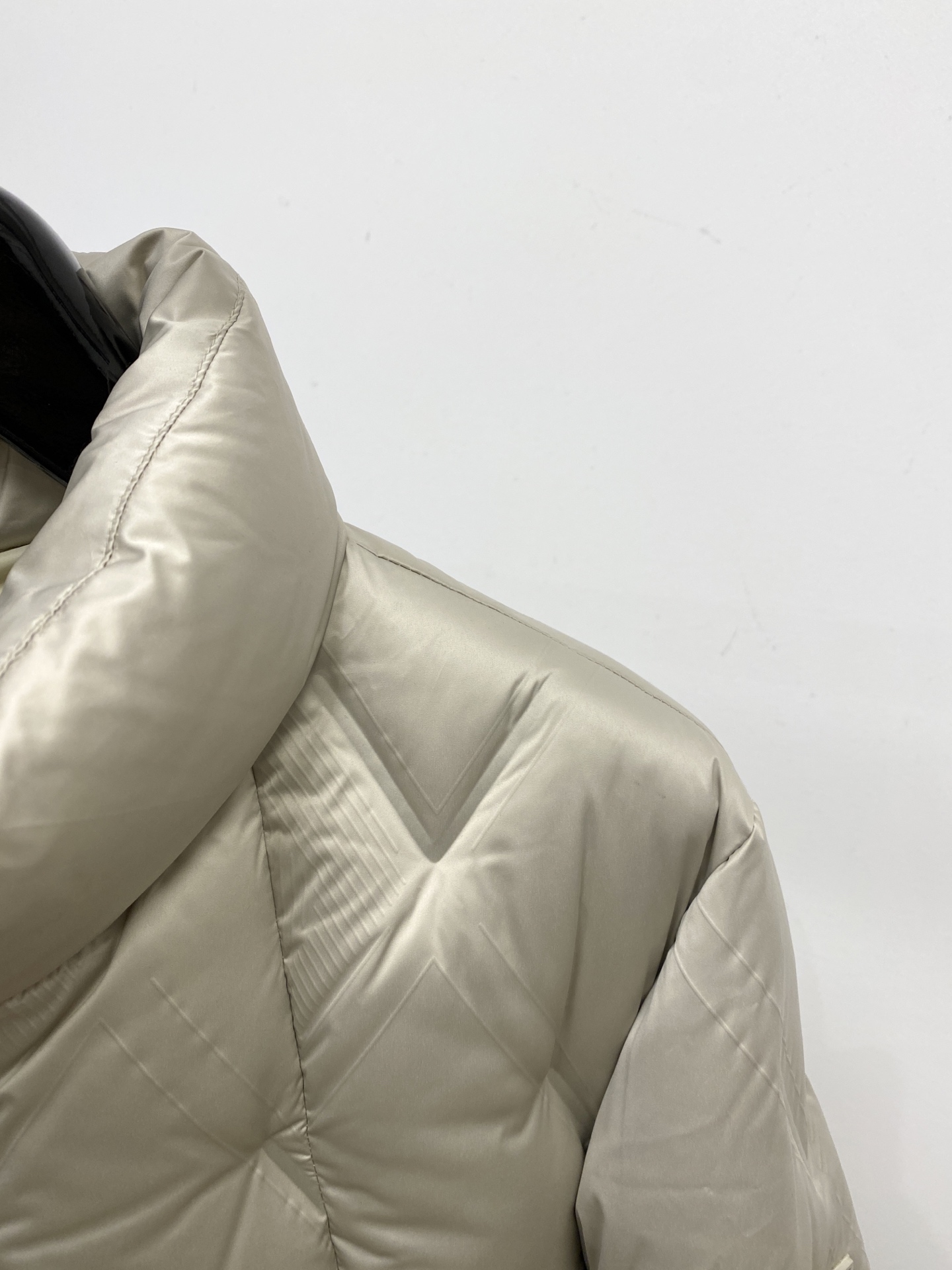 迪奥、2025最新款男士轻薄羽绒服、面料柔软舒适 ．上身版型超赞 ．拉链．辅料都是客供 、进口面料，轻便