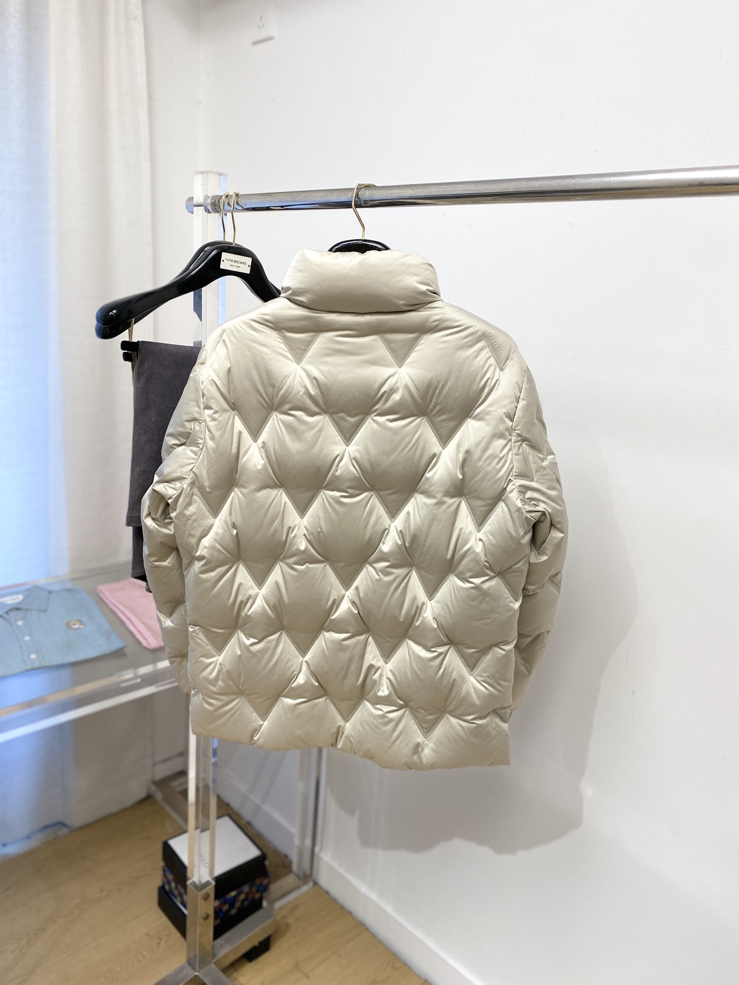 迪奥、2025最新款男士轻薄羽绒服、面料柔软舒适 ．上身版型超赞 ．拉链．辅料都是客供 、进口面料，轻便