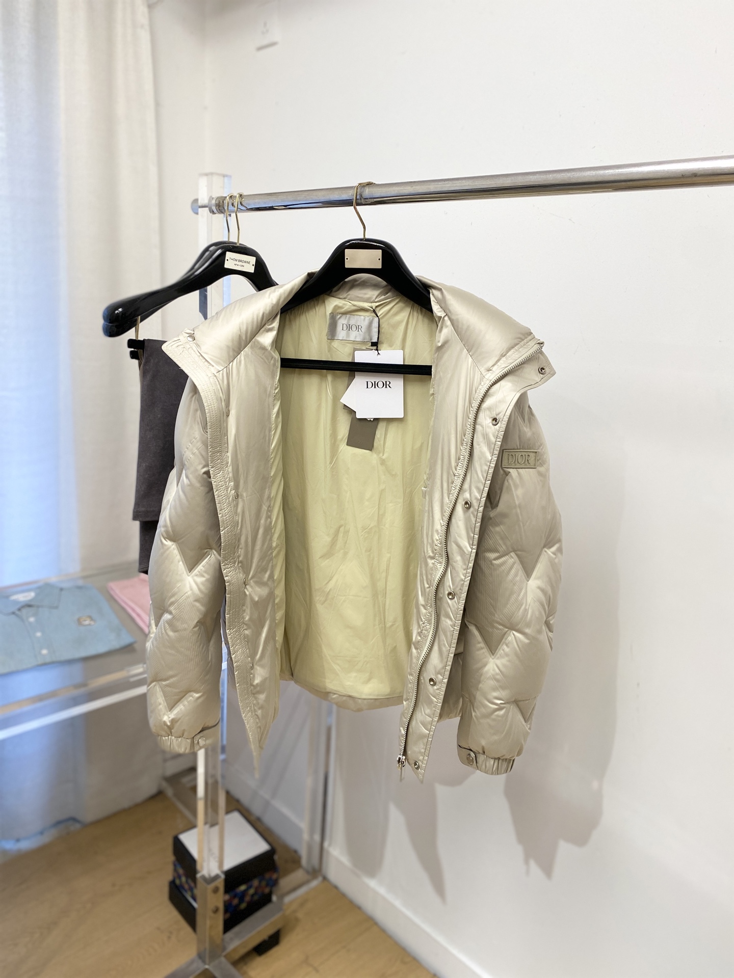 迪奥、2025最新款男士轻薄羽绒服、面料柔软舒适 ．上身版型超赞 ．拉链．辅料都是客供 、进口面料，轻便