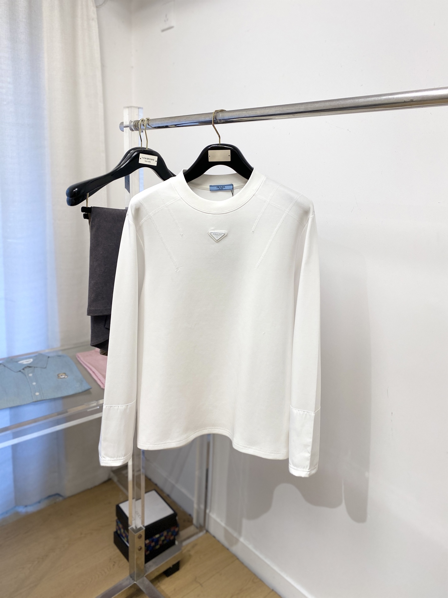 NO:609295,Prada, 2025 new long-sleeved, handsome and fashionable, chest hardware decorated with triangle logo, simple and versatile. The fabric is cotton, which is not only crisp and maintains the trendy silhouette, but also comfortable to wear, and the yarn is more delicate. Size XS-L,, prada, alexander wang19860909普拉达、2025新品长袖,帅气时尚,胸口五金装饰三角标logo,简约百搭款.面料棉 不仅挺括,保持潮流的廓形,又穿着舒适,纱织更细腻,码数XS-L,,prada,alexander wang,Men's clothing