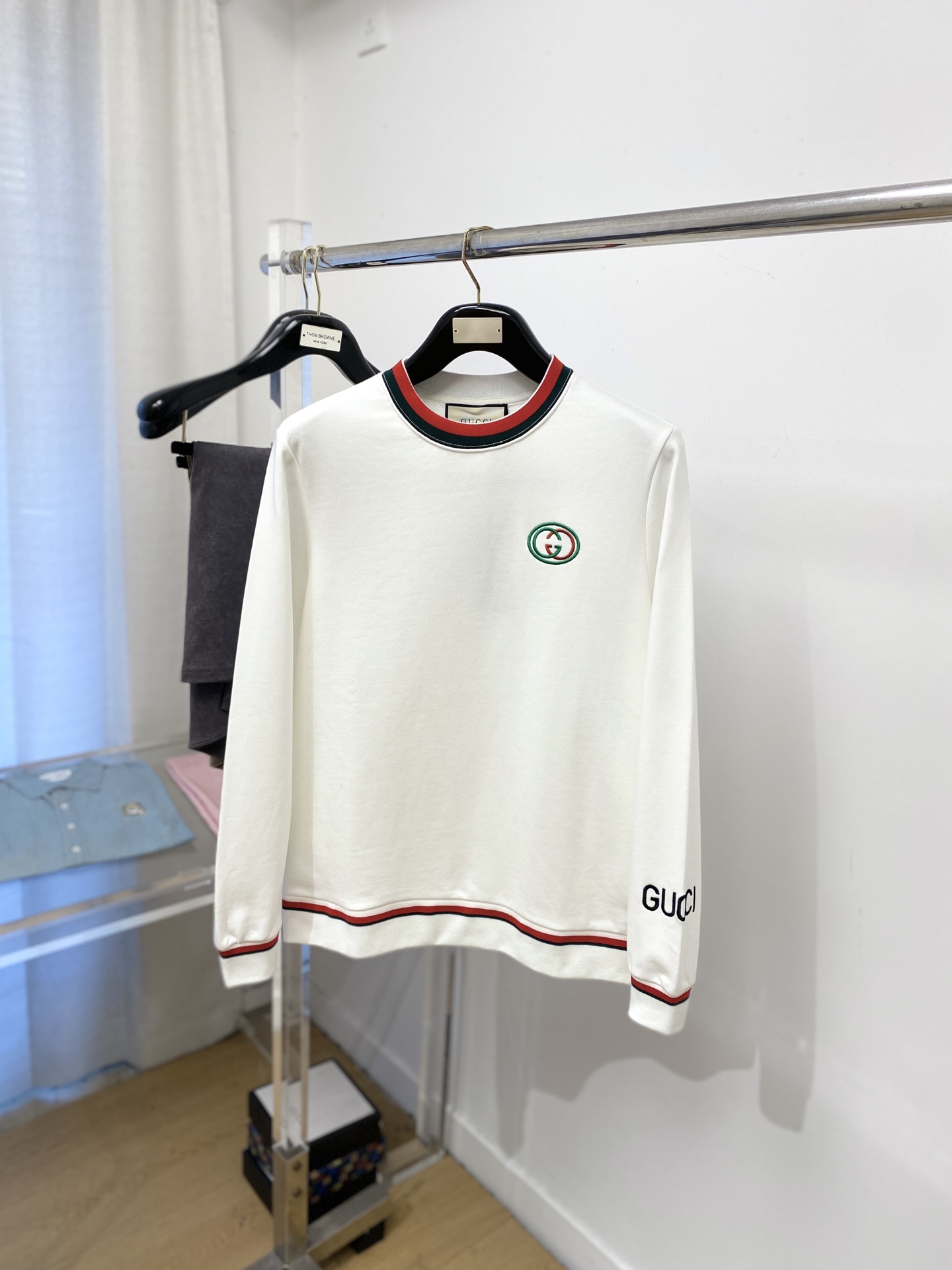 NO:609289,Gucci, 2025 new sweatshirt, handsome and fashionable, exquisite embroidered letter logo on the chest, simple and versatile. The fabric cotton is not only crisp and maintains the trendy silhouette, but also comfortable to wear, the yarn is more delicate, the size is XS-L,, hoodie, sweatshirts, alexander wang19860909古奇、2025新品卫衣,帅气时尚,胸前精致刺绣字母logo,简约百搭款.面料棉 不仅挺括,保持潮流的廓形,又穿着舒适,纱织更细腻,码数XS-L,,hoodie,sweatshirts,alexander wang,Men's clothing