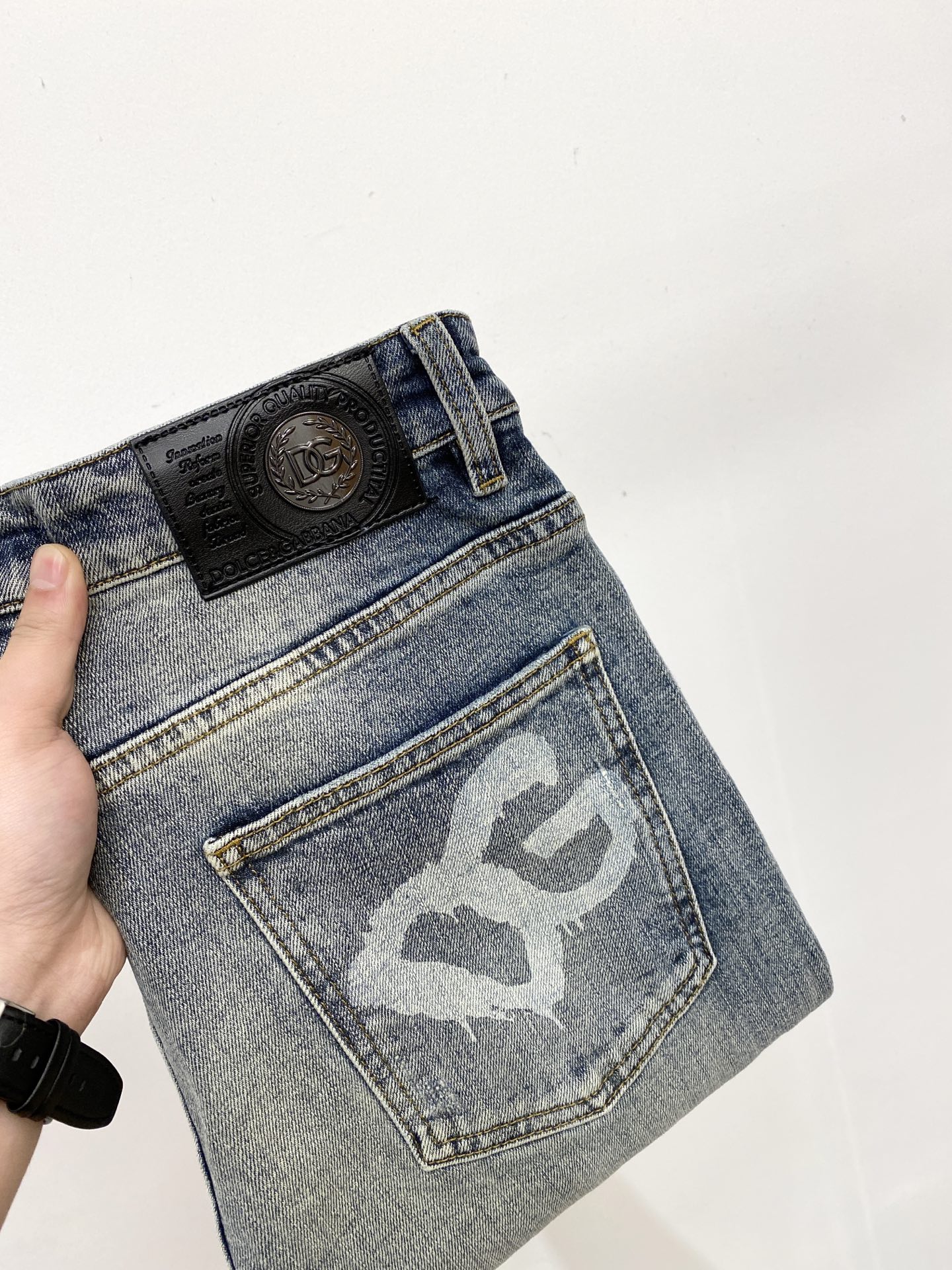 NO:609250,DG, 2025 latest products, available at counters simultaneously, original goods, washed casual jeans, imported original washed stretch fabrics, comfortable and elastic, original hardware accessories decorated with logo, super correct version, extremely high grade, counter quality, fashionable and stylish upper body, size 30-38, jeans, alexander wang19860909DG、 2025最新品,专柜同步有售,原单狠货,水洗休闲牛仔裤,进口原版水洗弹力面料,舒适有弹性,原版五金辅料装饰logo,版型超正,档次极高,专柜品质,上身时尚有型,码数30-38,,jeans,alexander wang,Men's clothing