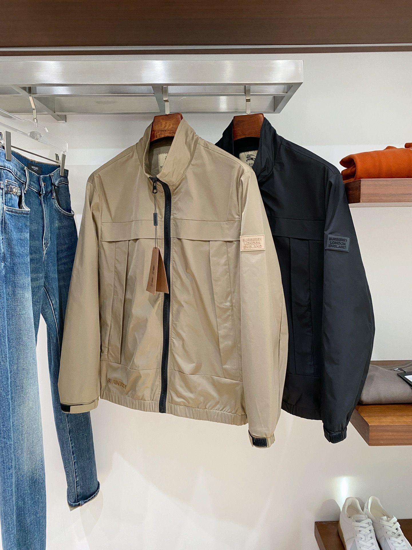 NO:606703,Burberry, 2025 new jacket, fashionable and handsome, simple and versatile, embroidered letter logo on the cuffs, customized original fabric, not only stiff, maintaining the trendy silhouette, but also comfortable to wear, the yarn is more delicate, size M-3XL, buy now,,burberry,jackets & coats,jackets & coats,alexander wang19860909巴宝莉、2025新品夹克外套,时尚帅气,简约百搭款,袖口刺绣装饰字母logo,定制原版面料,不仅挺括,保持潮流的廓形,又穿着舒适,纱织更细腻,码数M-3XL 立即抢购,,burberry,jackets & coats,jackets & coats,alexander wang,Men's clothing